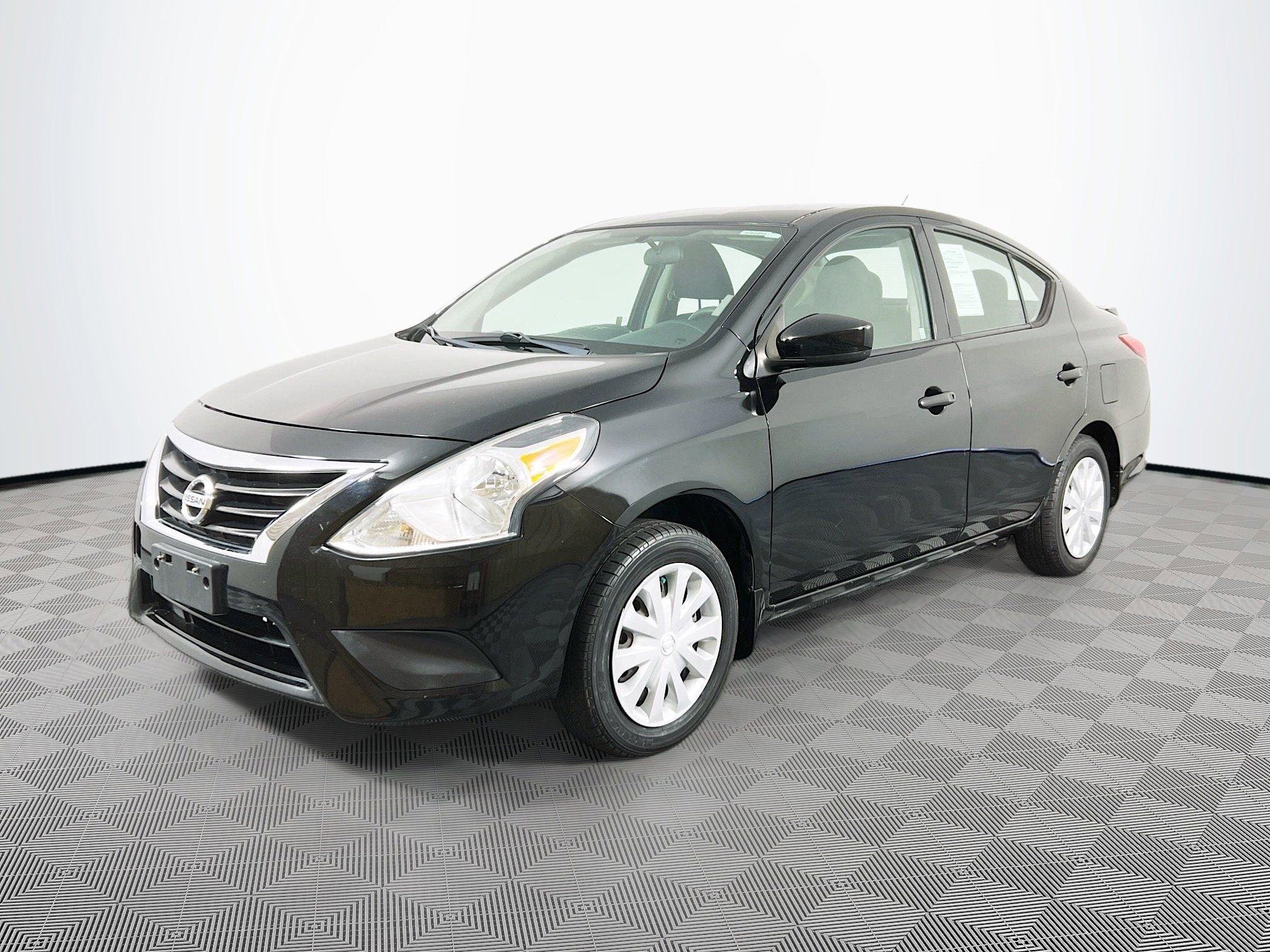 2018 Nissan Versa Plus Sedan photo 2