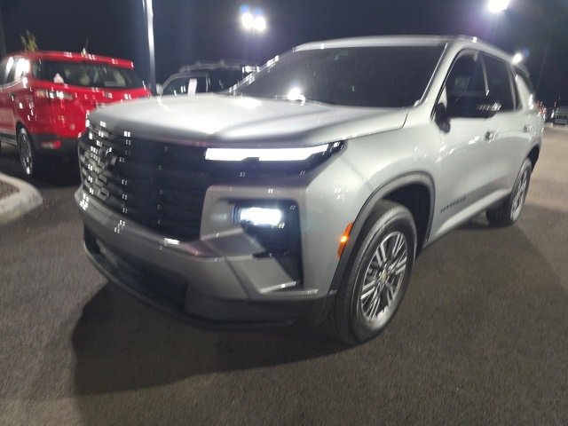 2024 Chevrolet Traverse LS photo 2