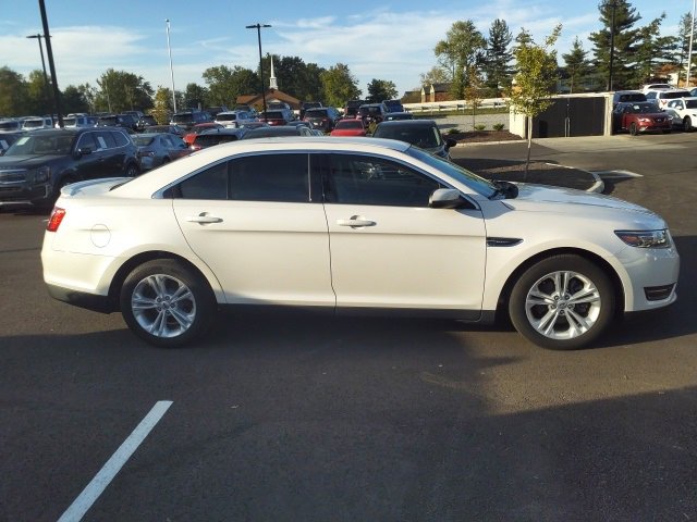 2017 Ford Taurus SEL photo 2