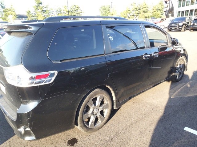 2017 Toyota Sienna SE photo 2