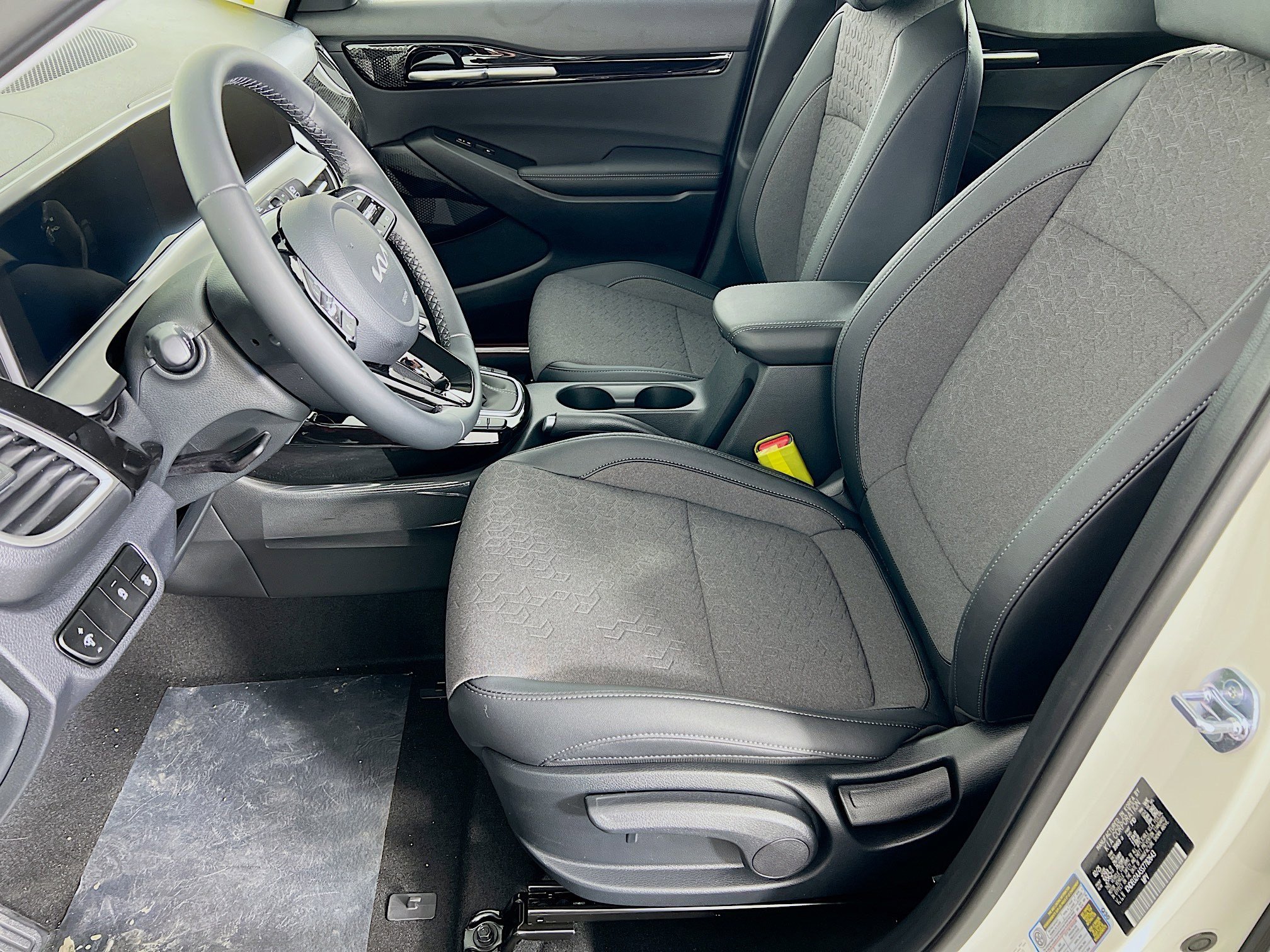 2025 Kia Seltos S photo 3