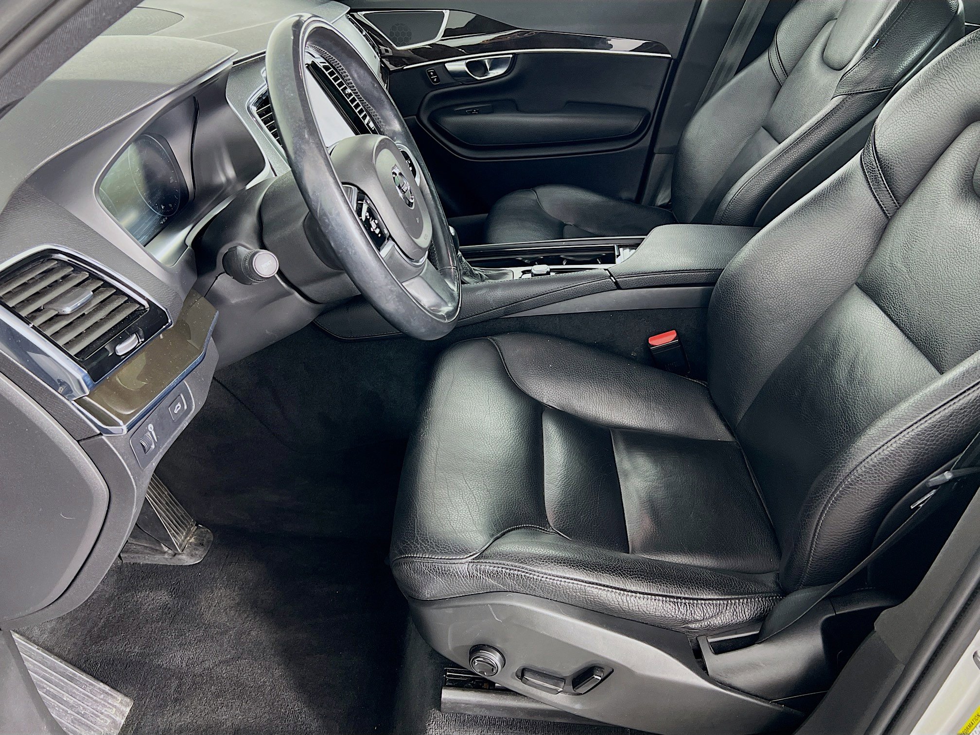 2018 Volvo XC90 Momentum photo 3