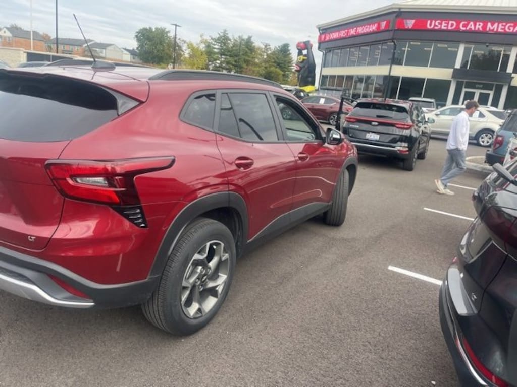 Used 2025 Chevrolet Trax LT SUV