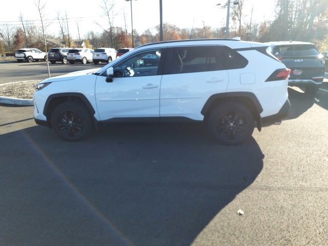 2024 Toyota RAV4 XLE photo 3