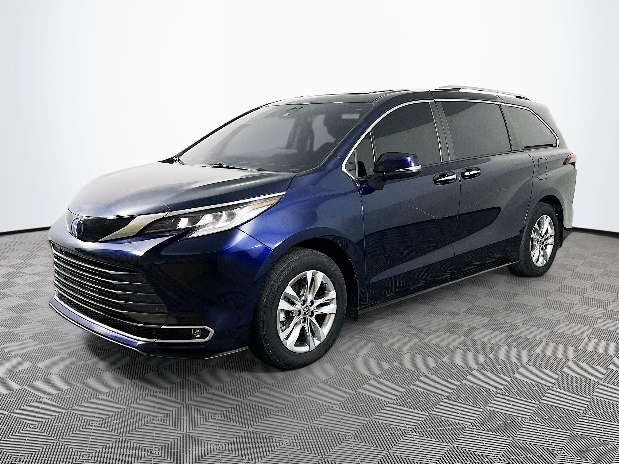 2023 Toyota Sienna Limited photo 2