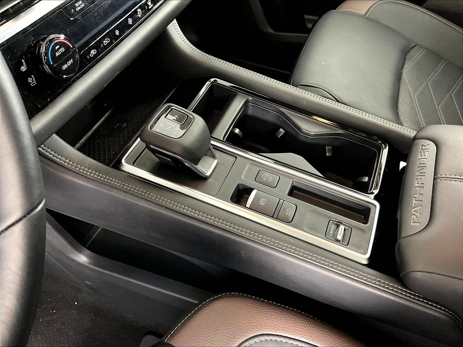 2025 Nissan Pathfinder Platinum - Photo 16