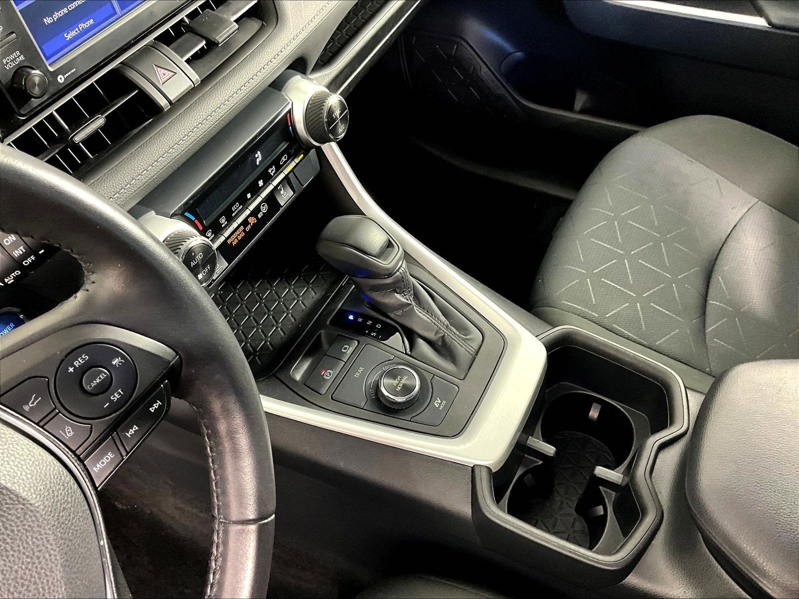 2022 Toyota RAV4 XLE - Photo 18