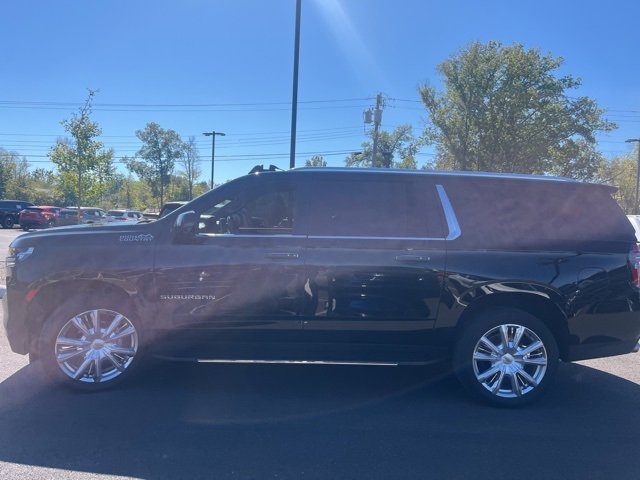 2022 Chevrolet Suburban High Country photo 3