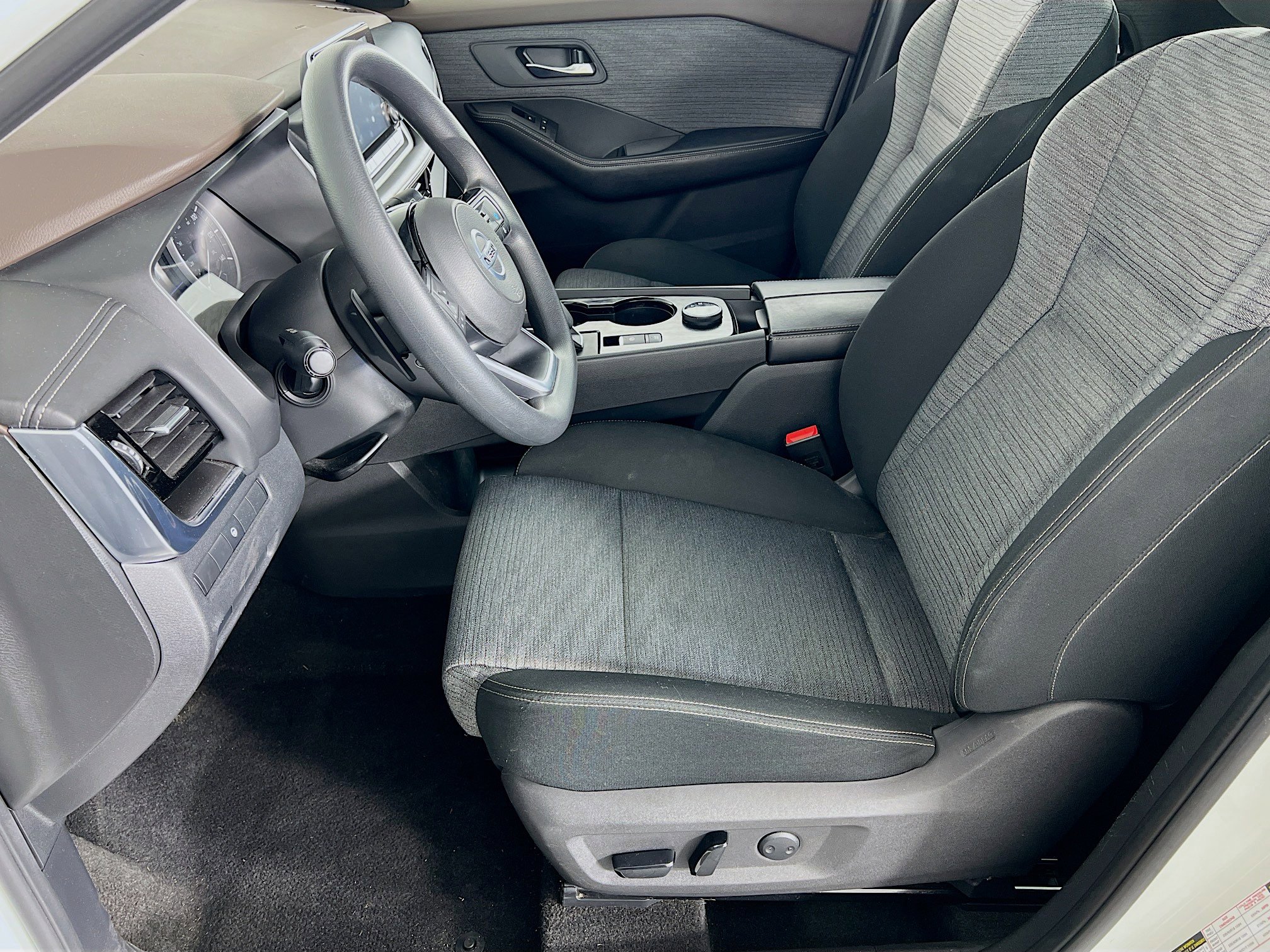 2021 Nissan Rogue SV photo 2