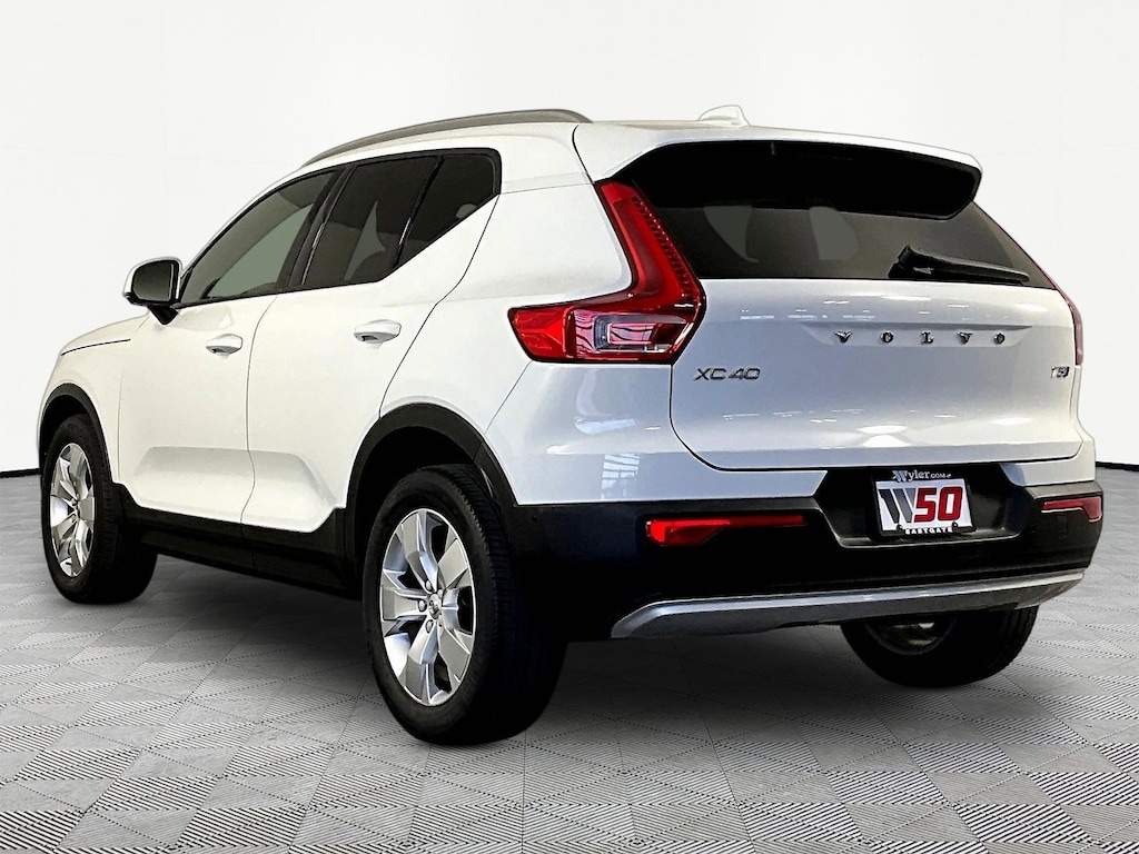 Used 2019 Volvo XC40 Momentum SUV