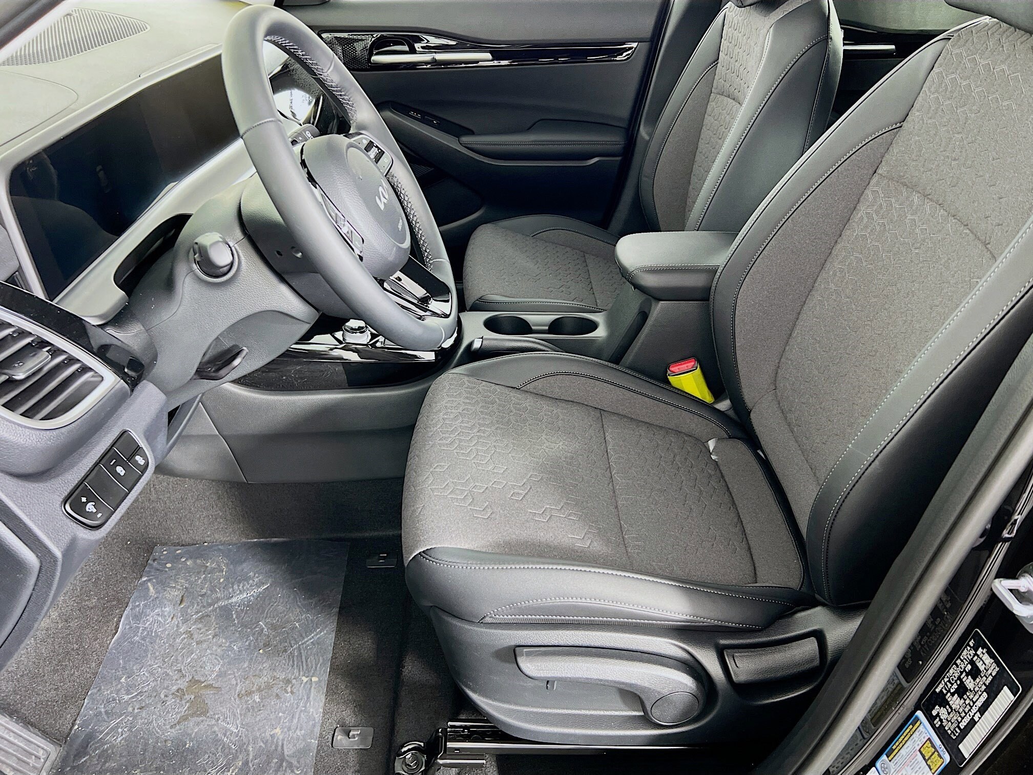 2025 Kia Seltos S photo 2