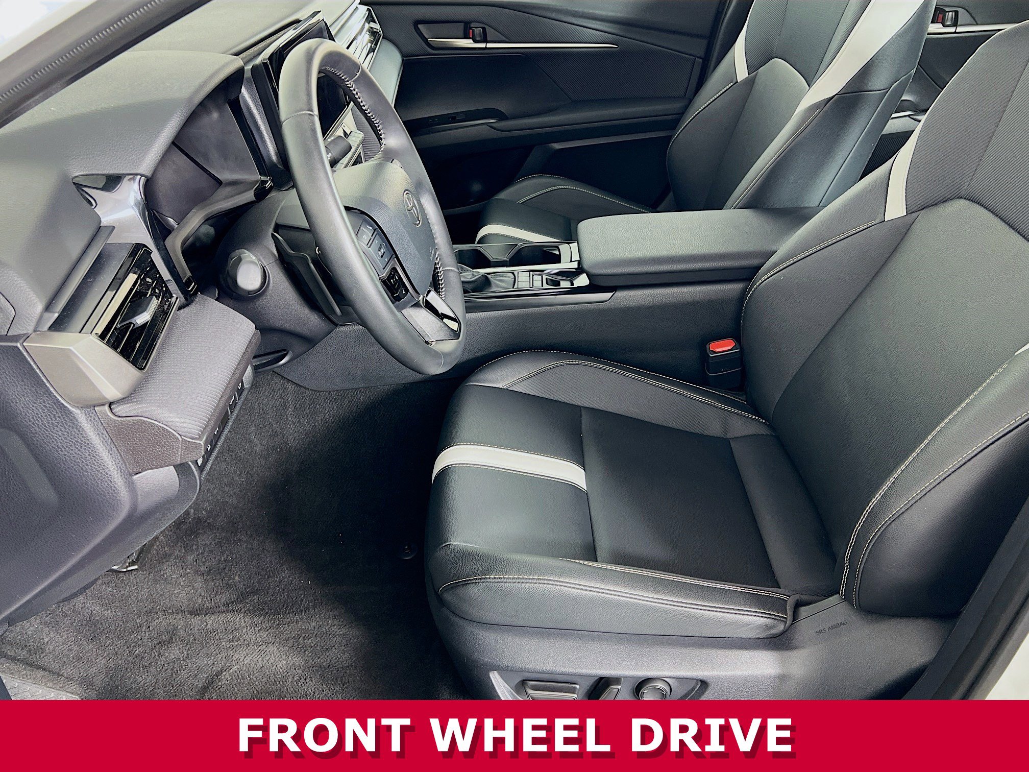 2025 Toyota Camry SE Hybrid photo 3