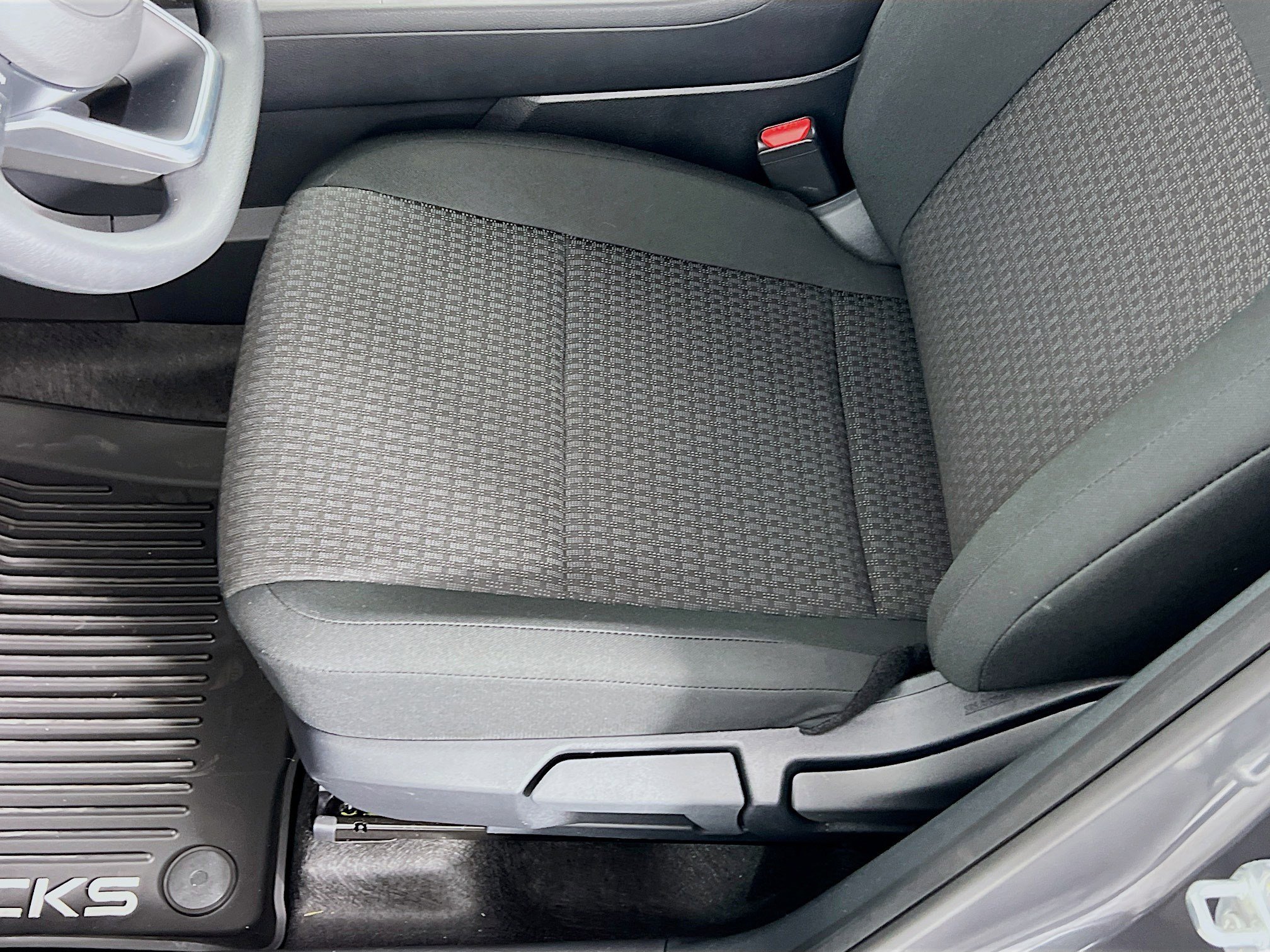 2025 Nissan Kicks S photo 4