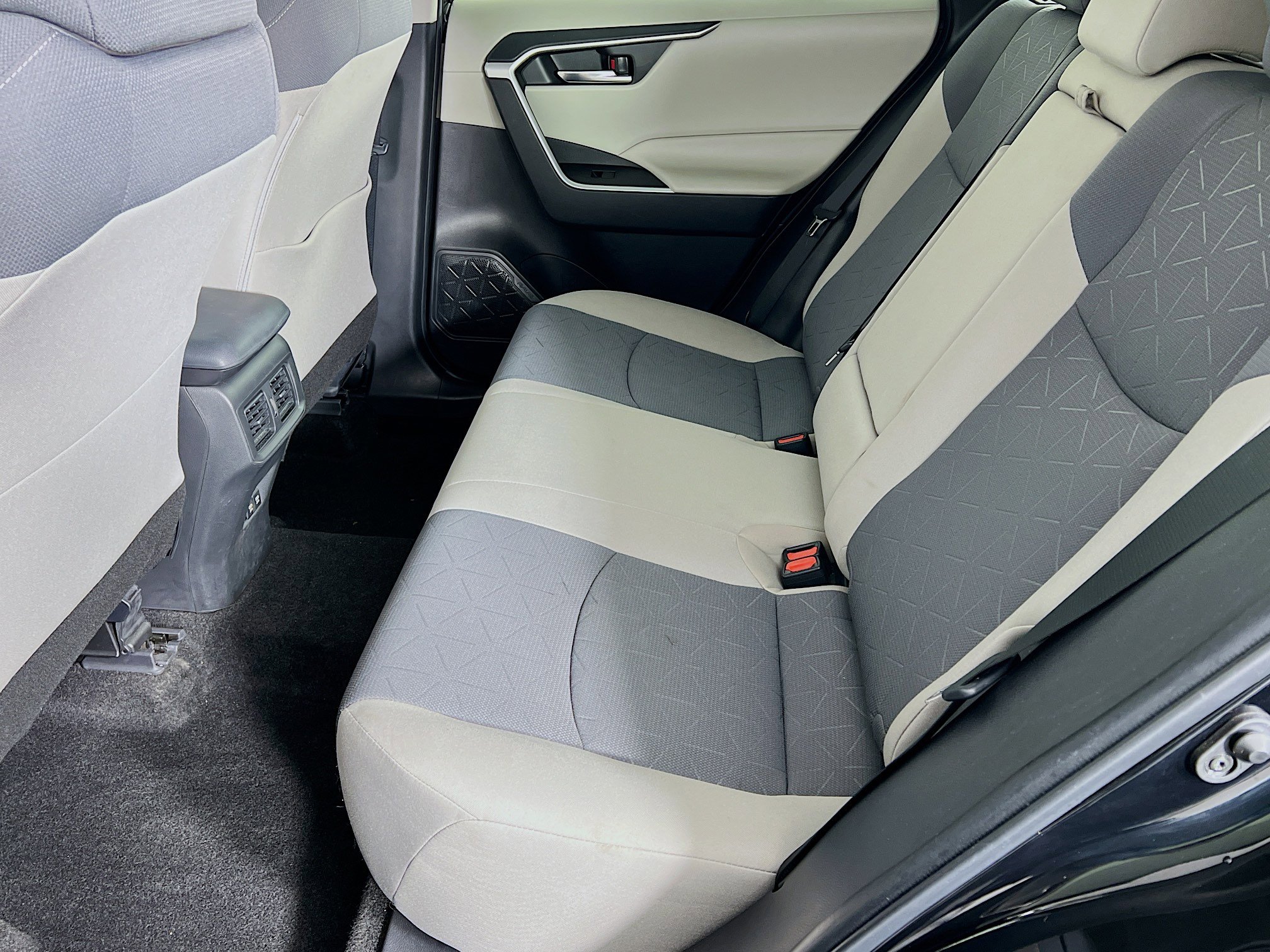 2021 Toyota RAV4 XLE photo 4