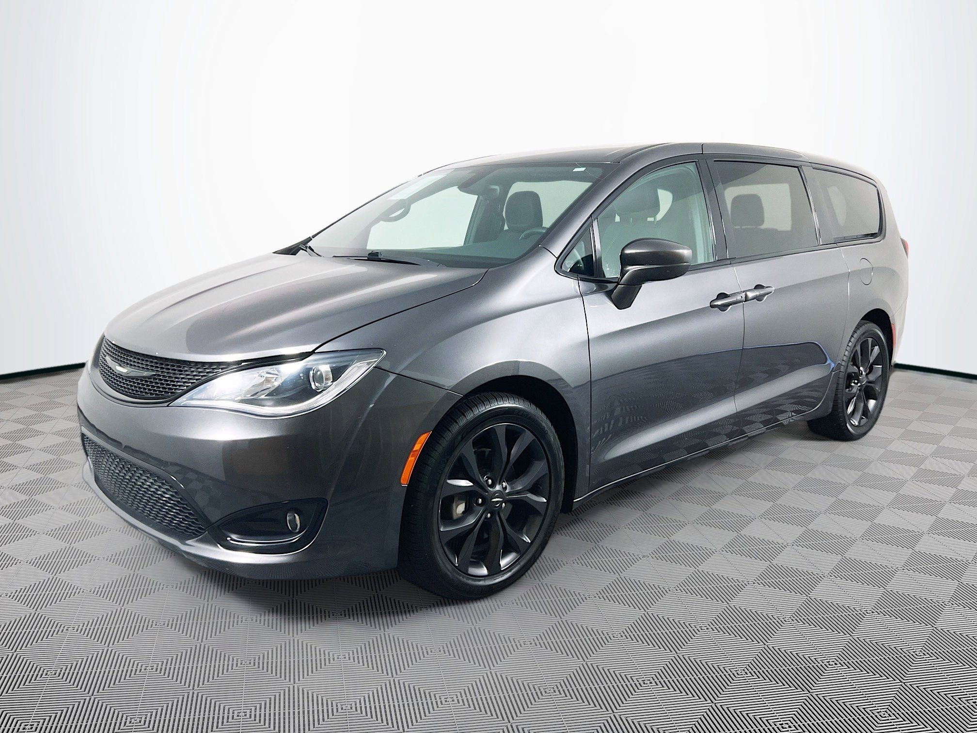 2018 Chrysler Pacifica Touring Plus photo 2