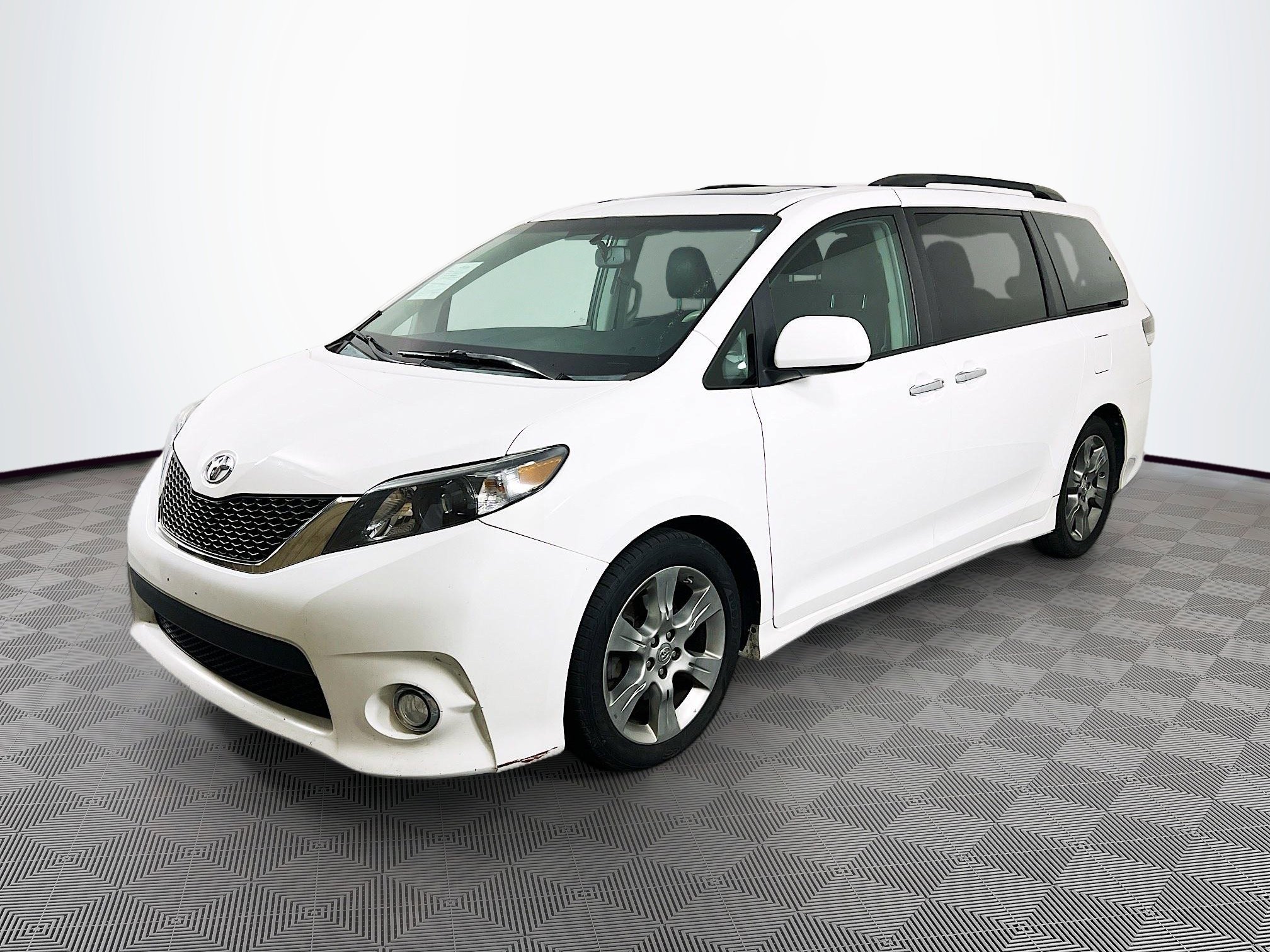 2014 Toyota Sienna SE photo 2