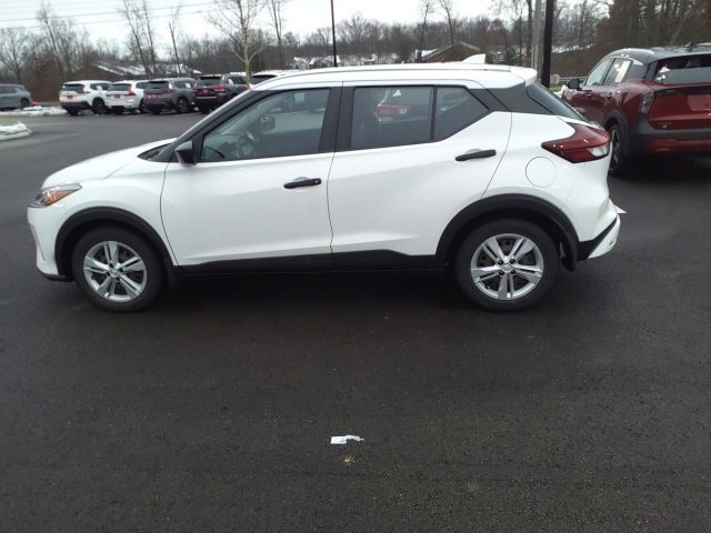 2022 Nissan Kicks S photo 3