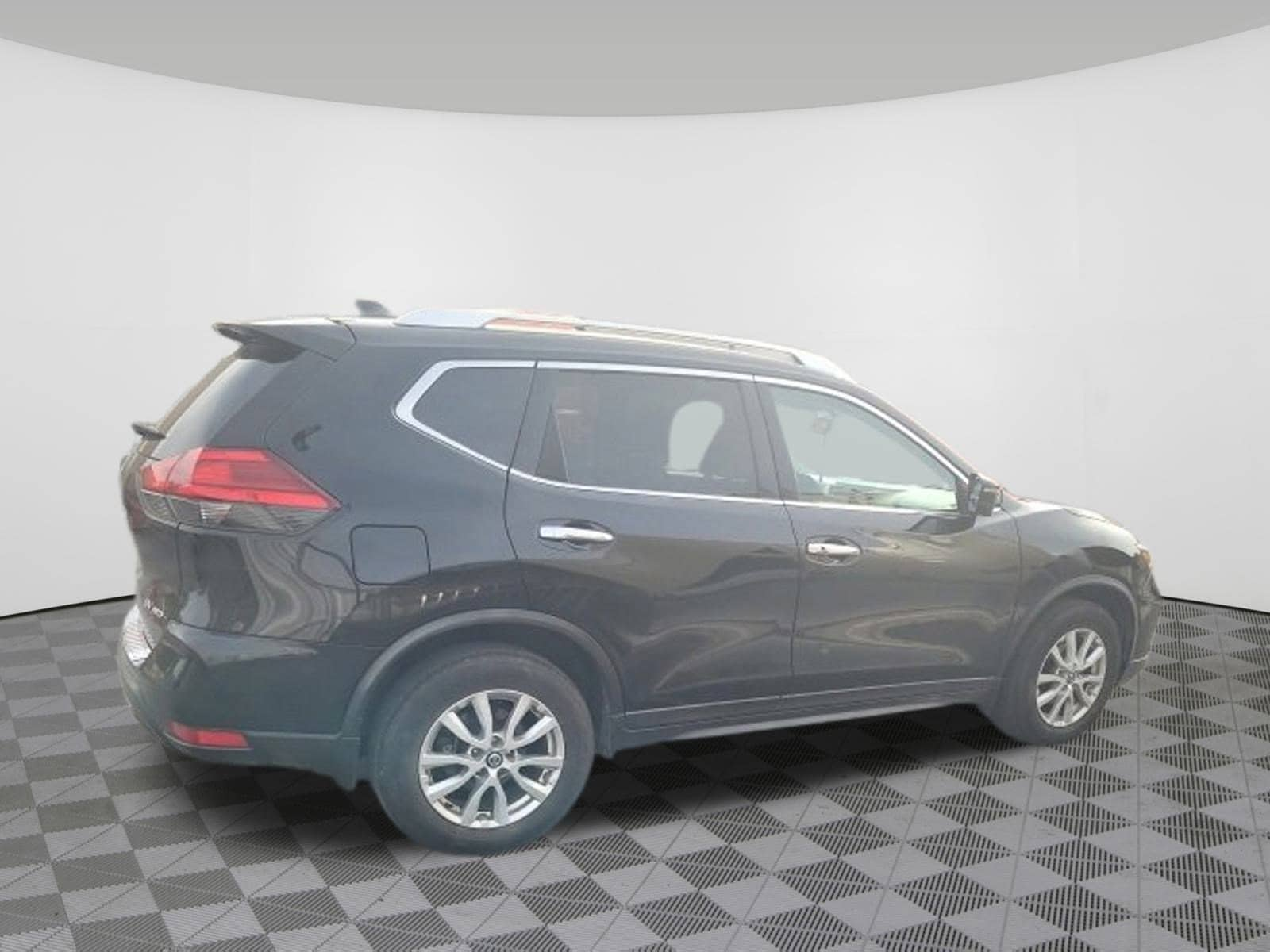 Used 2017 Nissan Rogue SV with VIN KNMAT2MV6HP552392 for sale in Batavia, OH