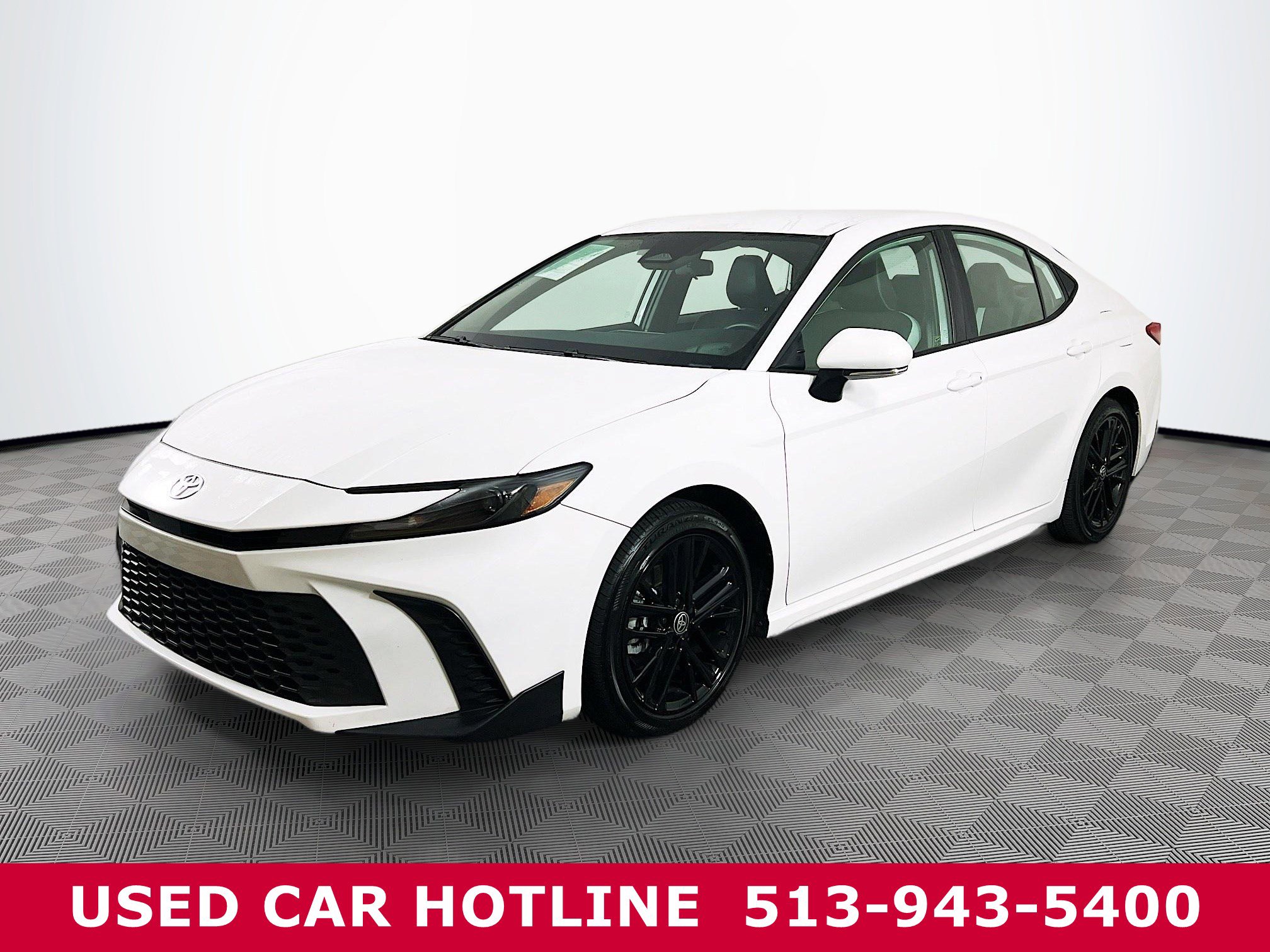 2025 Toyota Camry SE Hybrid photo 2