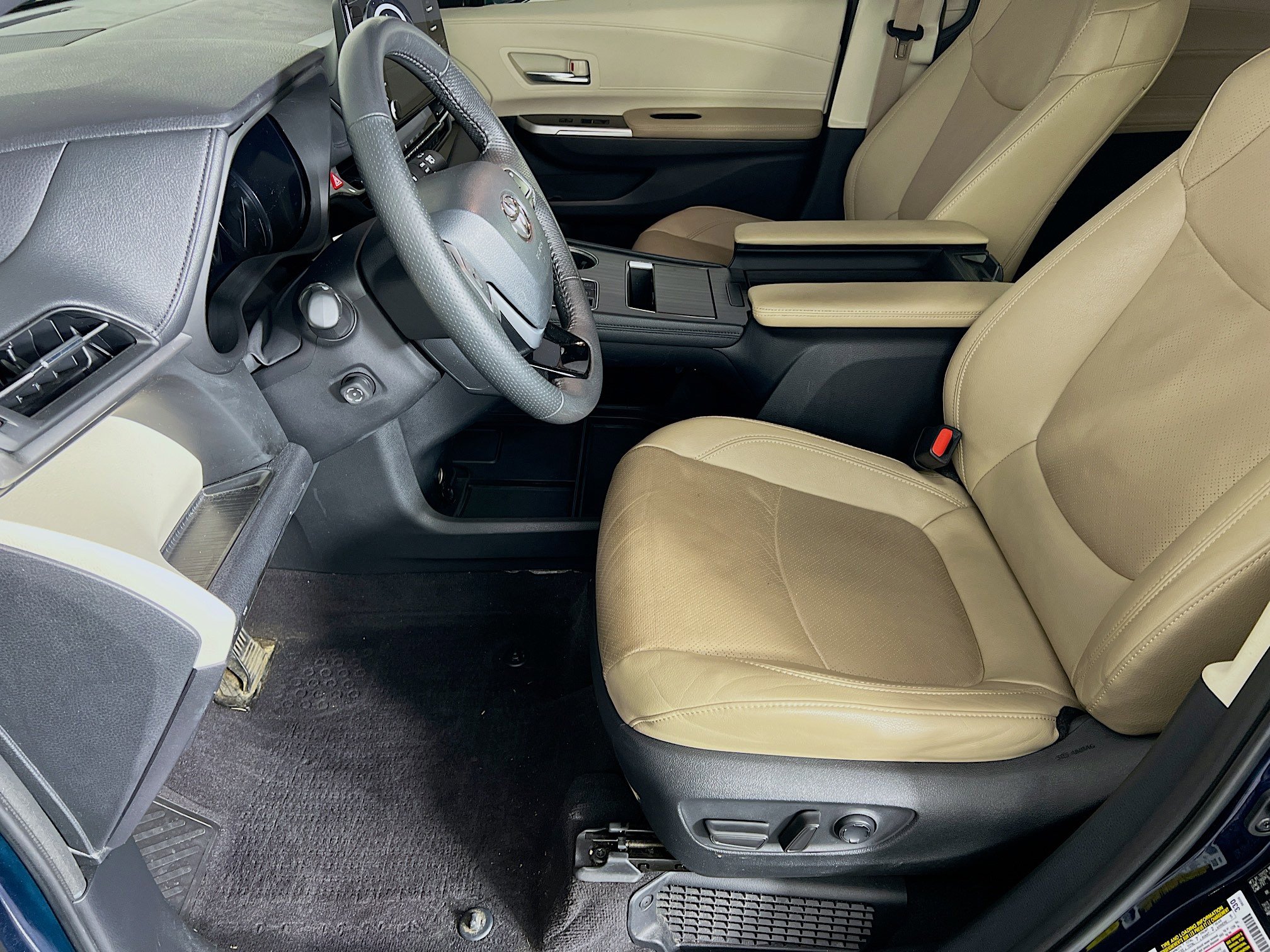 2023 Toyota Sienna Limited photo 3