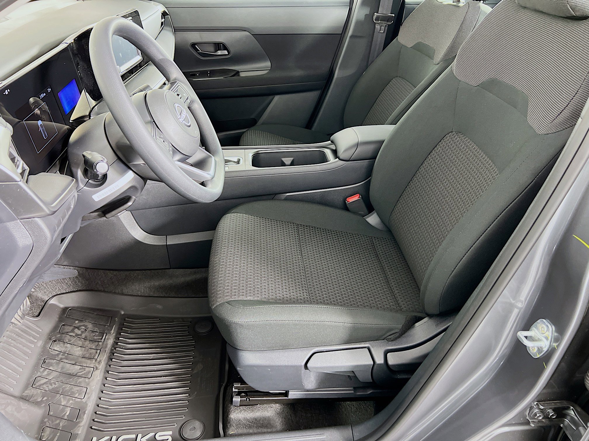 2025 Nissan Kicks S photo 3