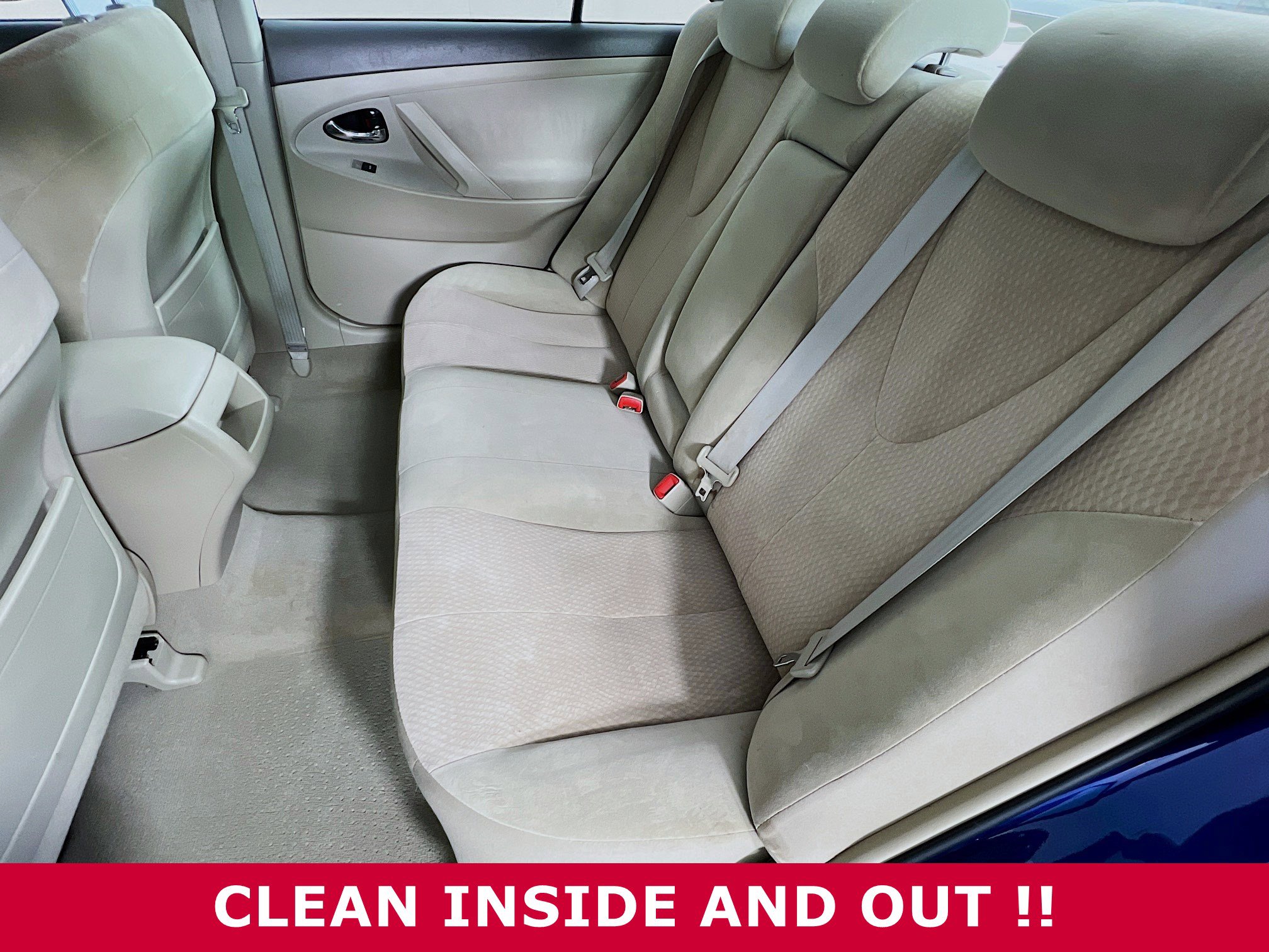2010 Toyota Camry LE photo 3