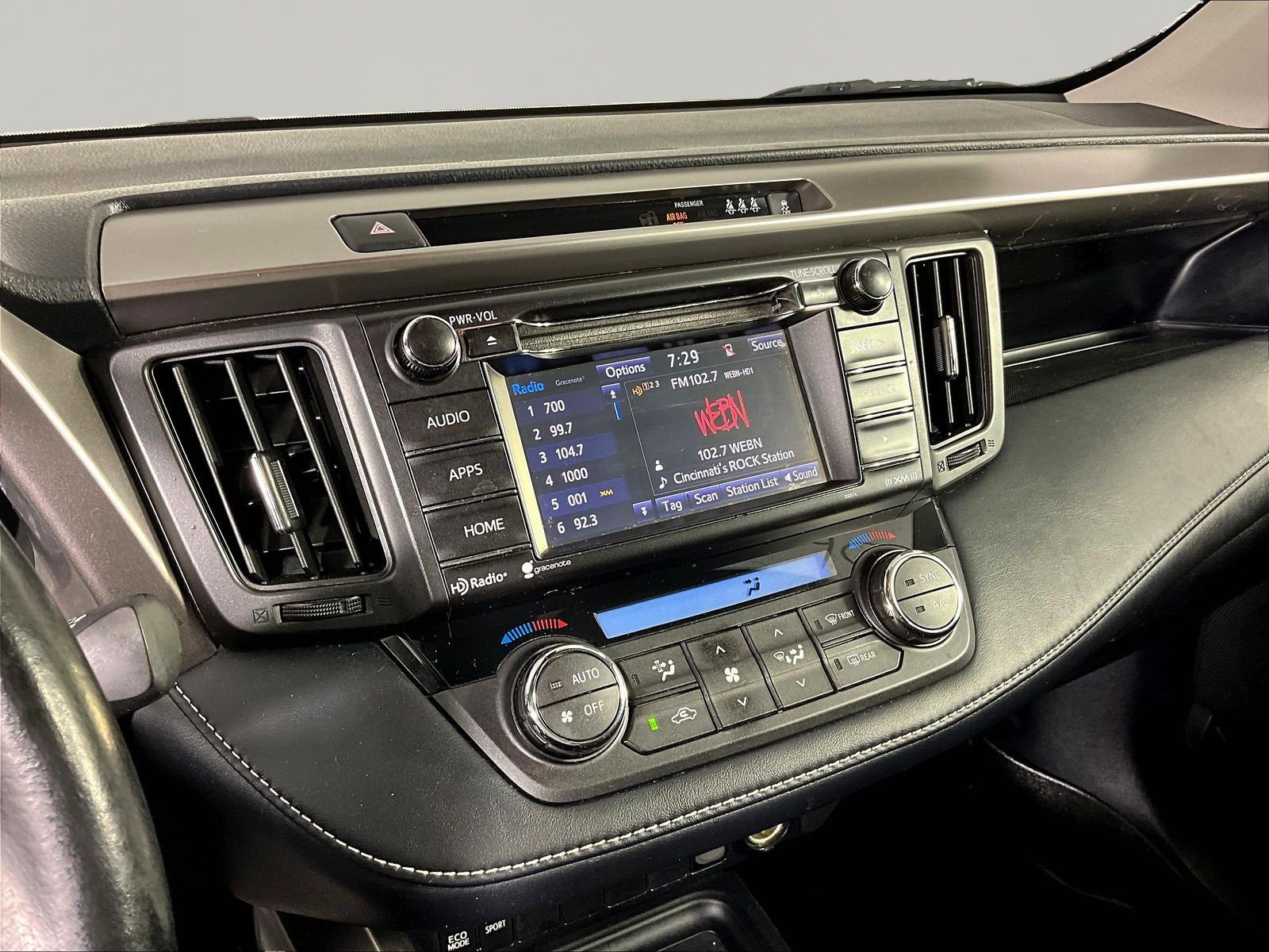 2017 Toyota RAV4 XLE - Photo 9