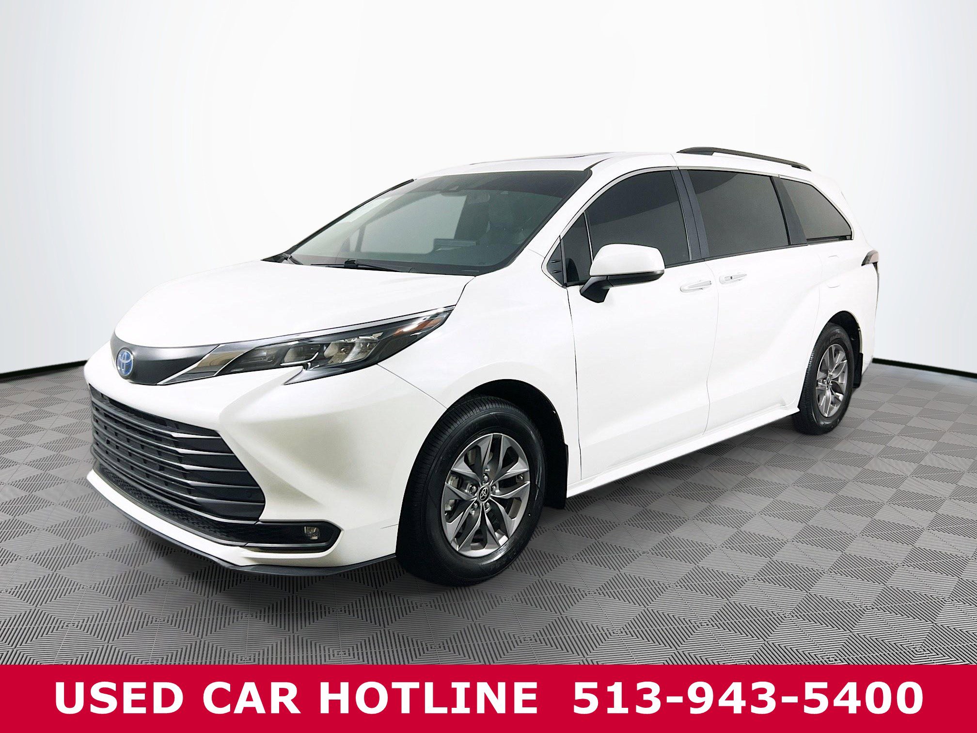 2025 Toyota Sienna XLE photo 2