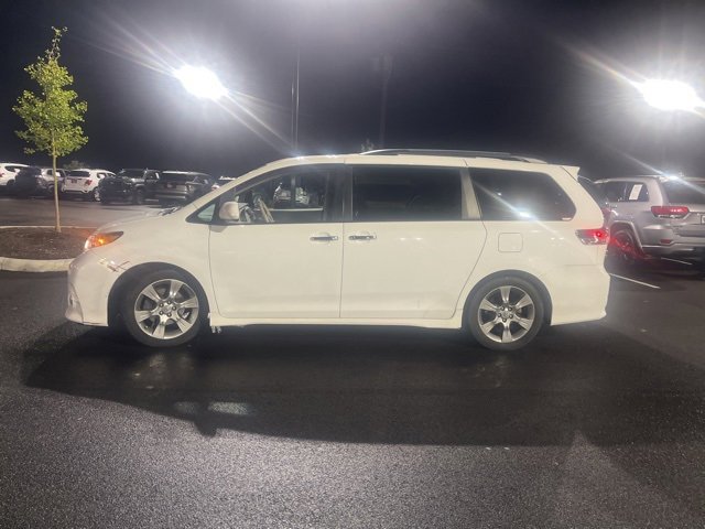 2014 Toyota Sienna SE photo 2