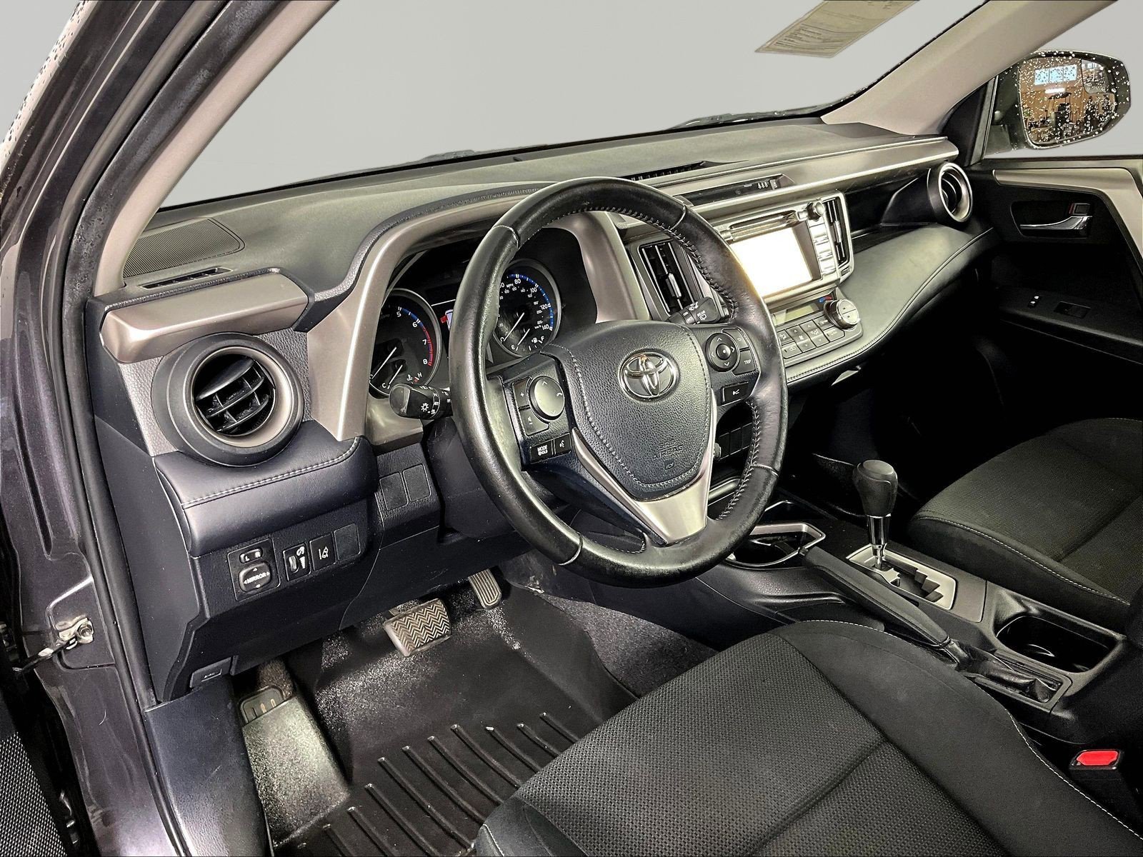 2017 Toyota RAV4 XLE - Photo 14