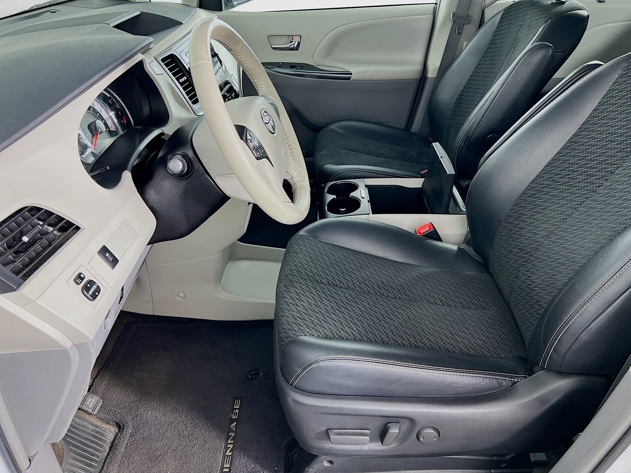 2014 Toyota Sienna SE photo 3