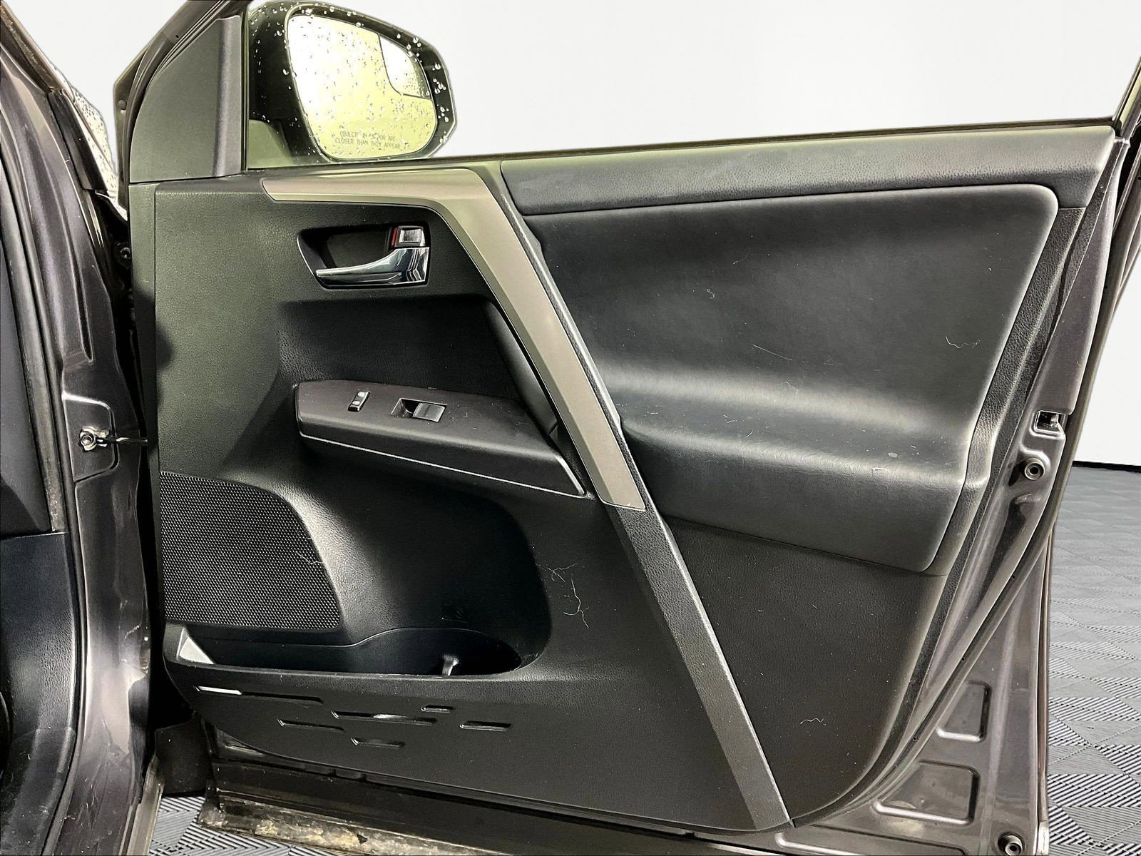 2017 Toyota RAV4 XLE - Photo 25