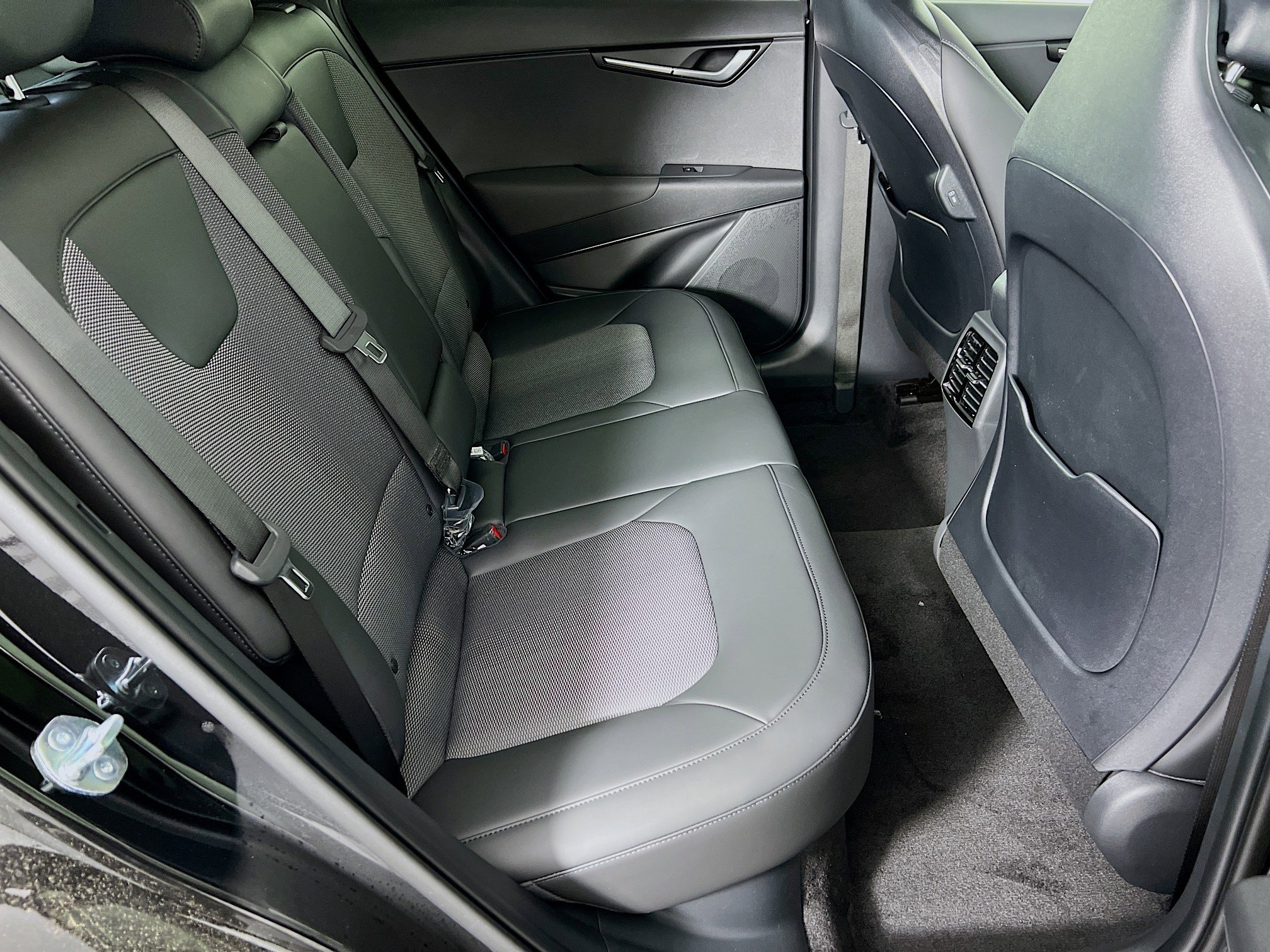 2025 Kia Niro EX Touring - Photo 24