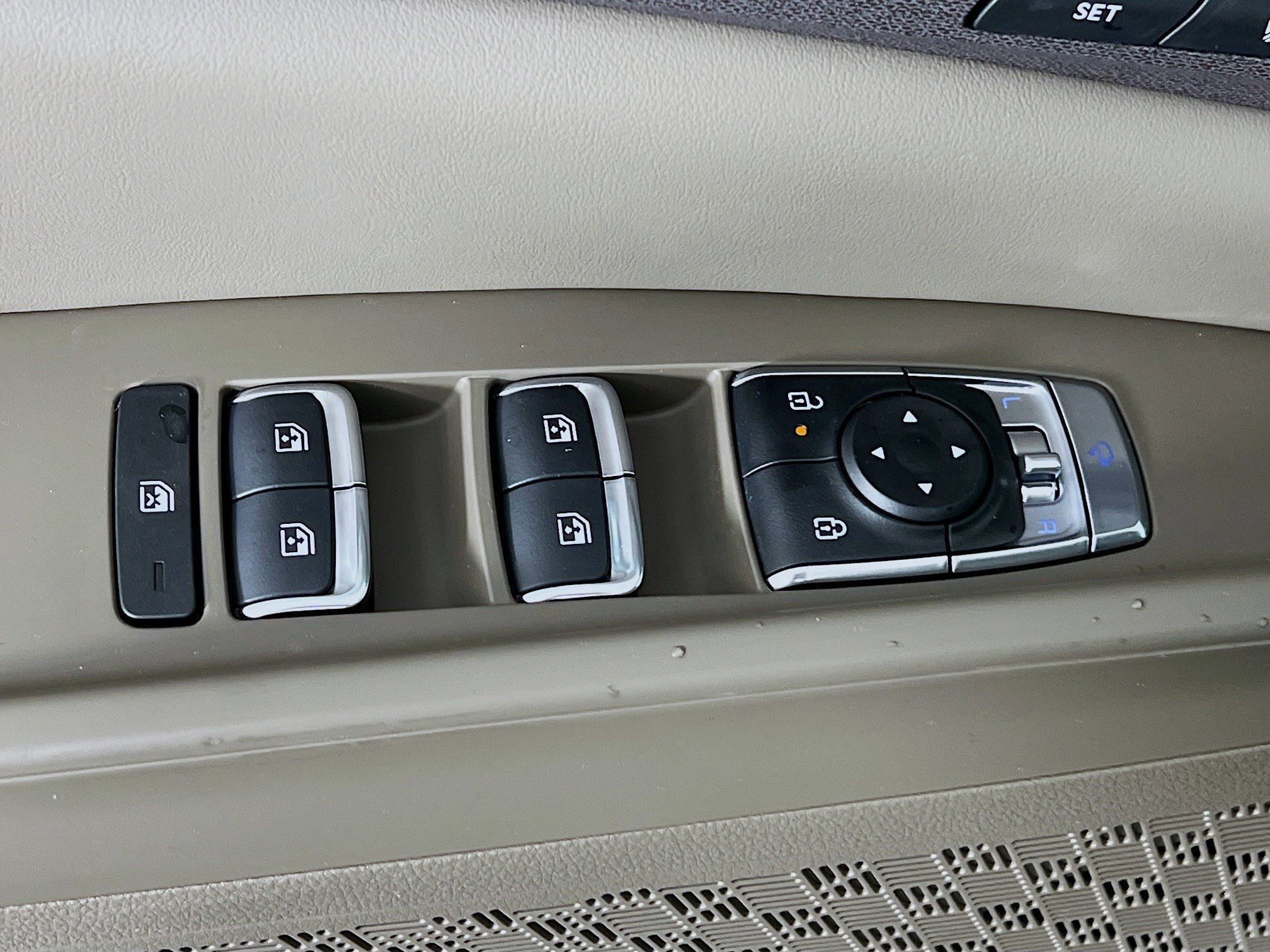 2025 Kia Carnival SX - Photo 21