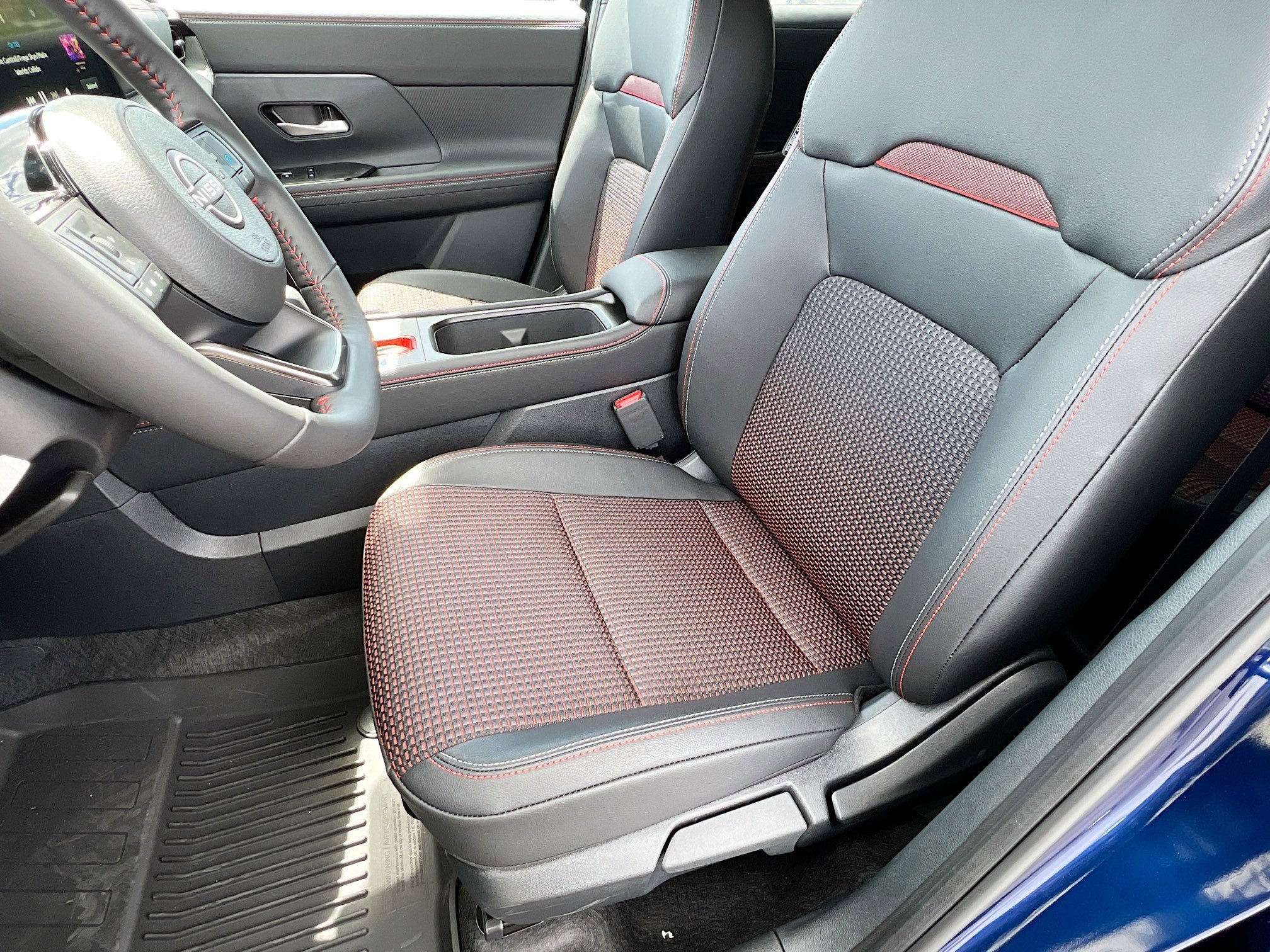 2025 Nissan Kicks SR photo 3