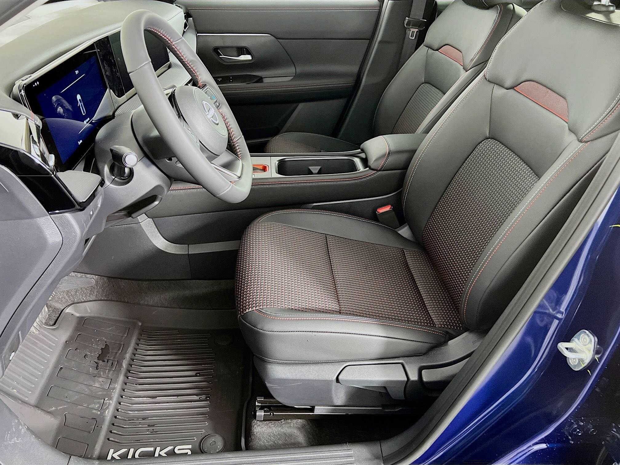 2026 Nissan Kicks SR photo 3