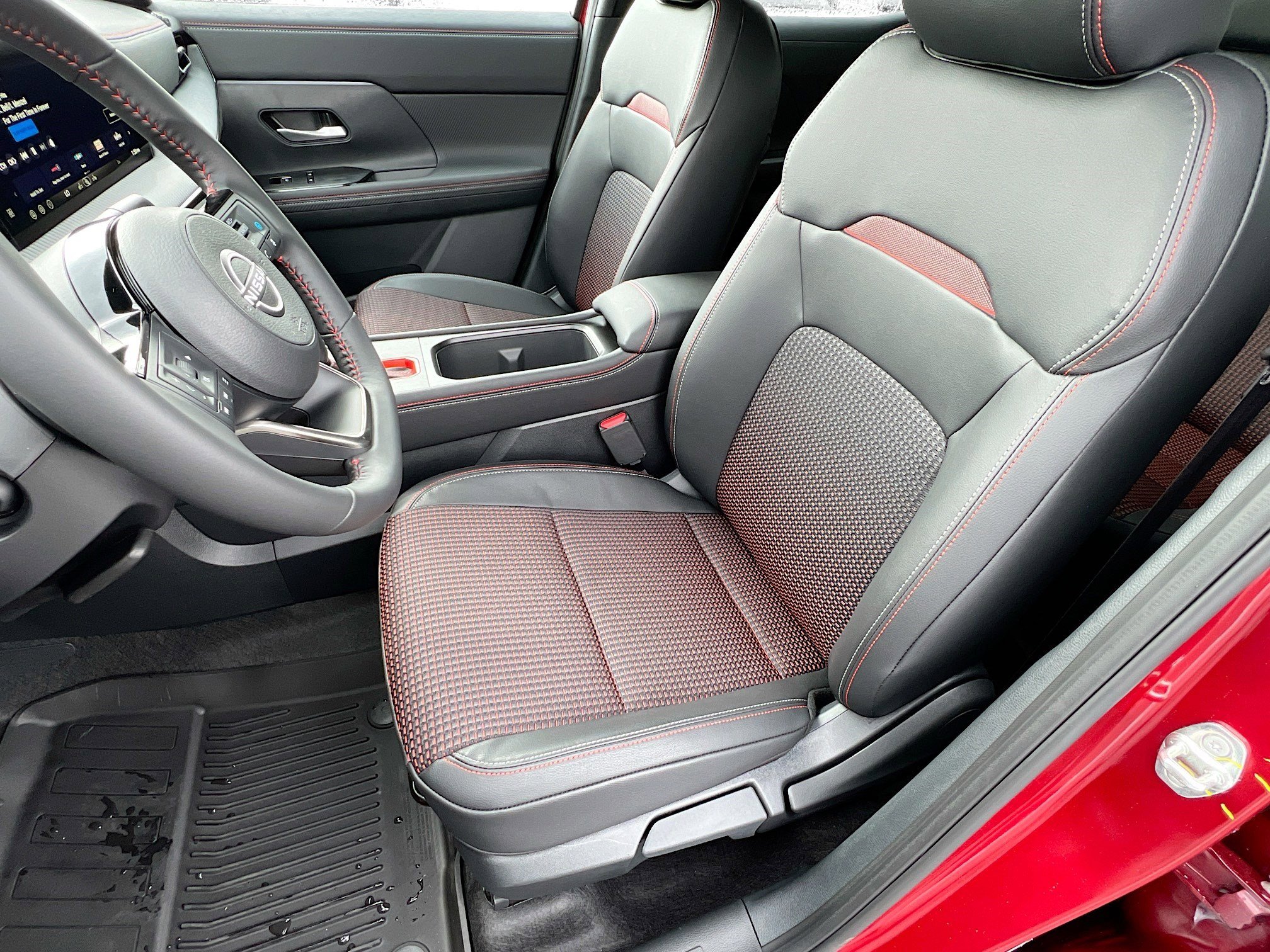 2026 Nissan Kicks SR photo 3