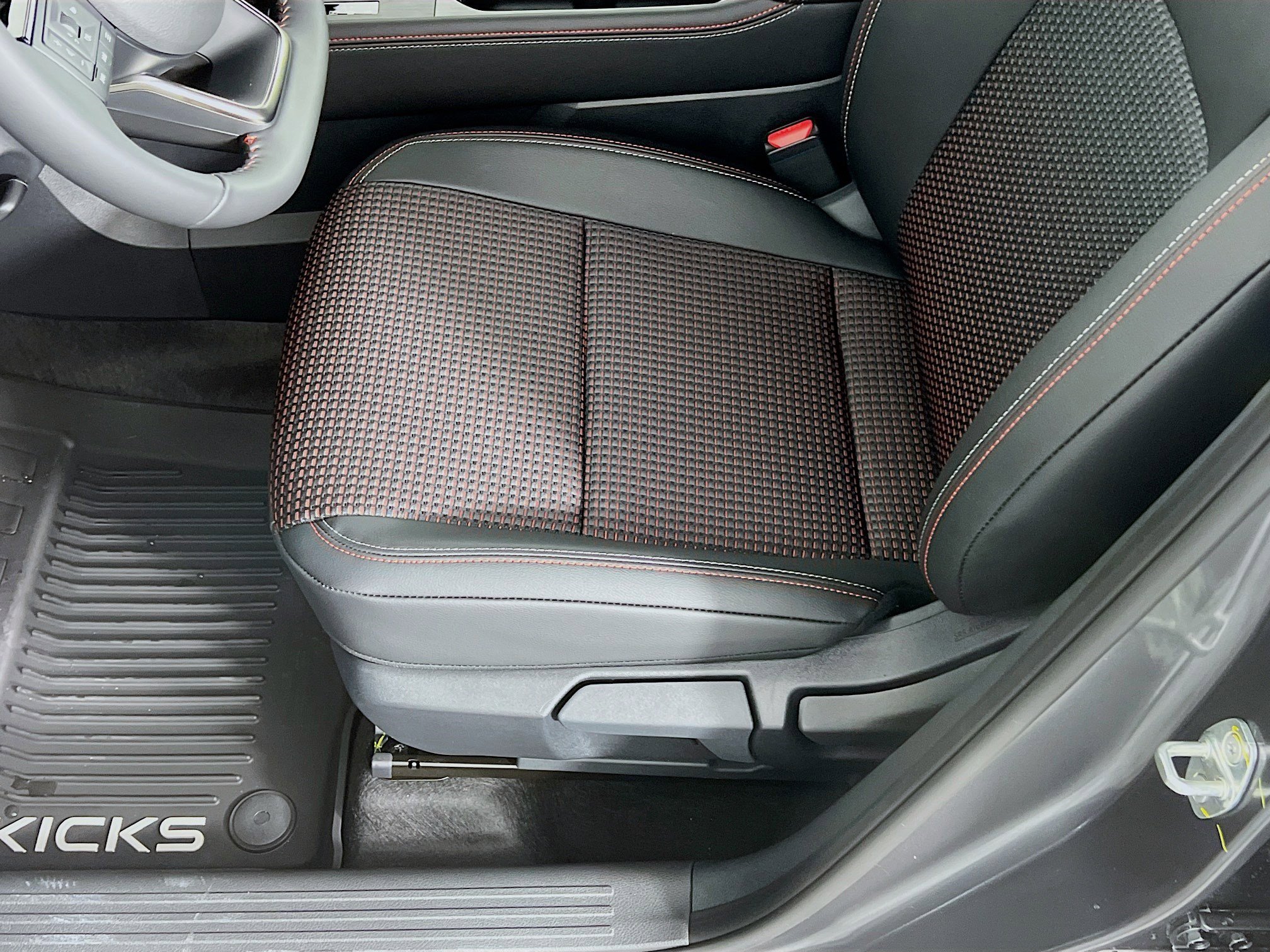 2026 Nissan Kicks SR photo 3
