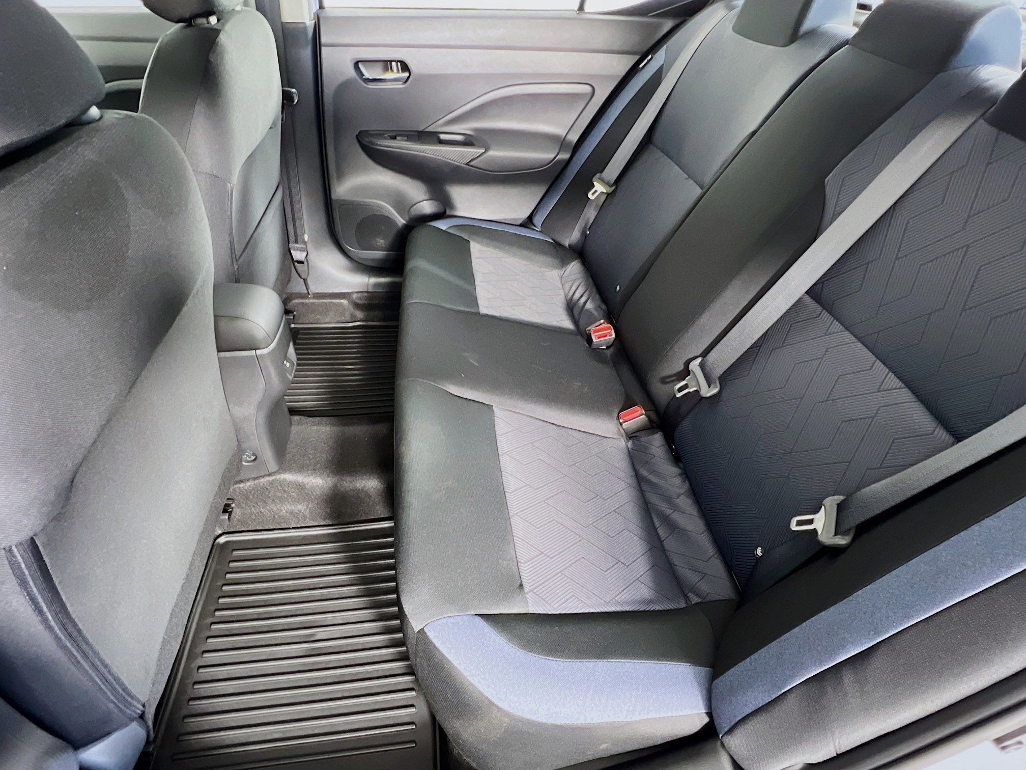 2025 Nissan Versa SV photo 4