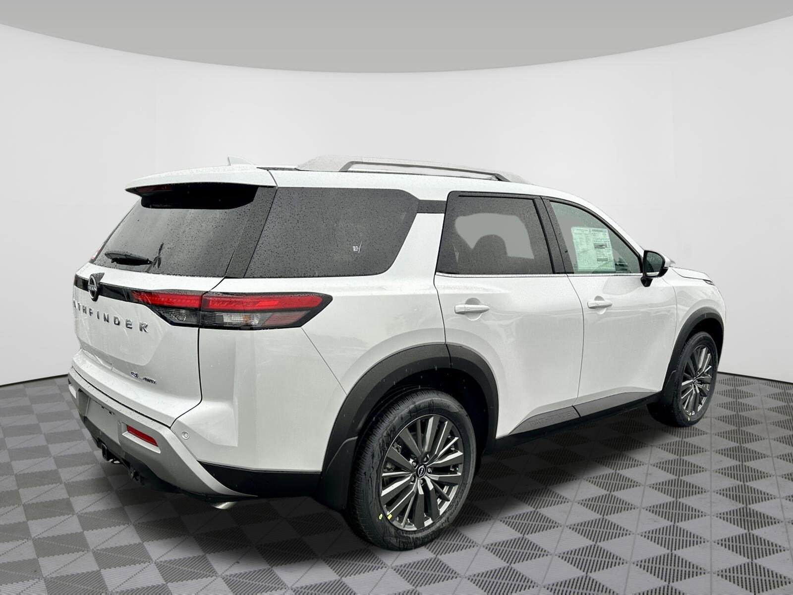 2025 Nissan Pathfinder SL photo 2