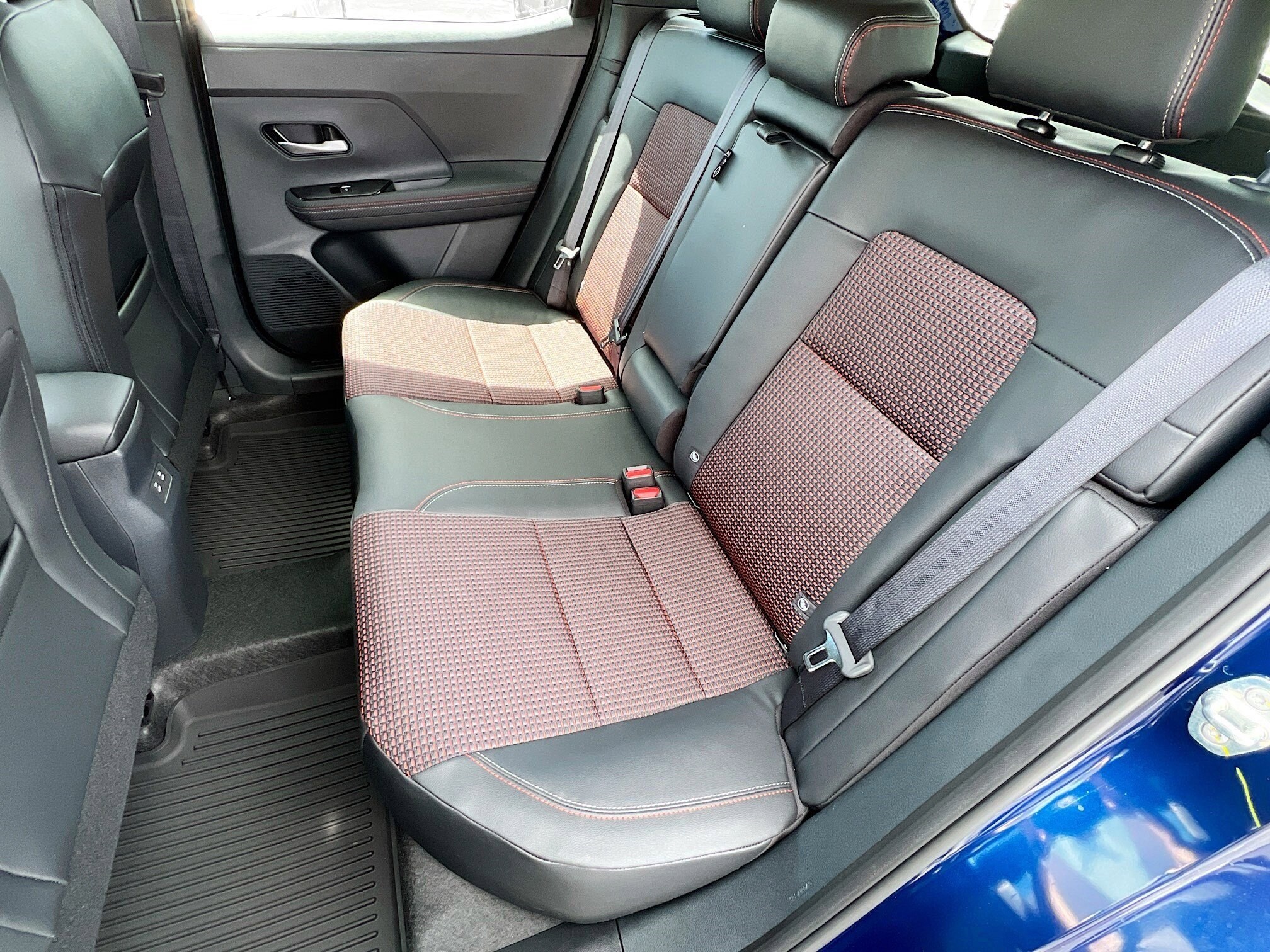 2025 Nissan Kicks SR photo 4