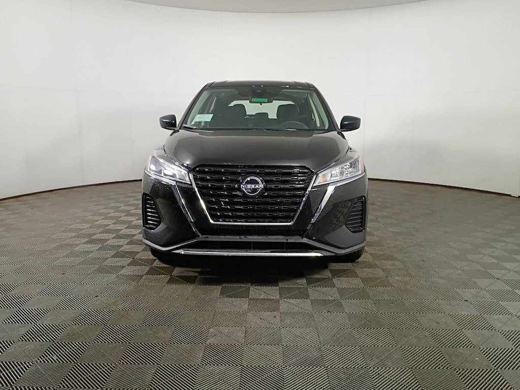 New 2025 Nissan Kicks Play S SUV