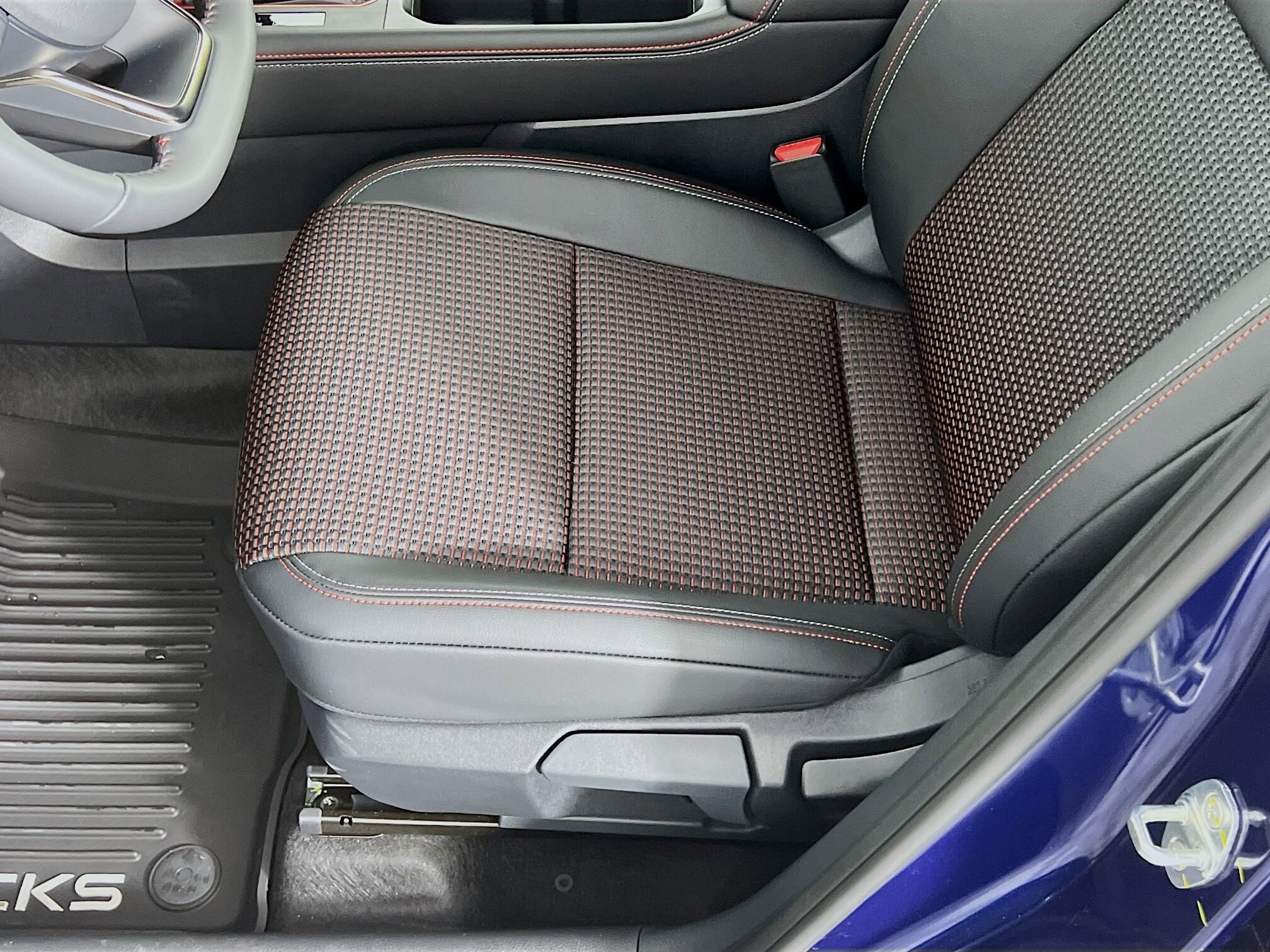 2026 Nissan Kicks SR photo 4
