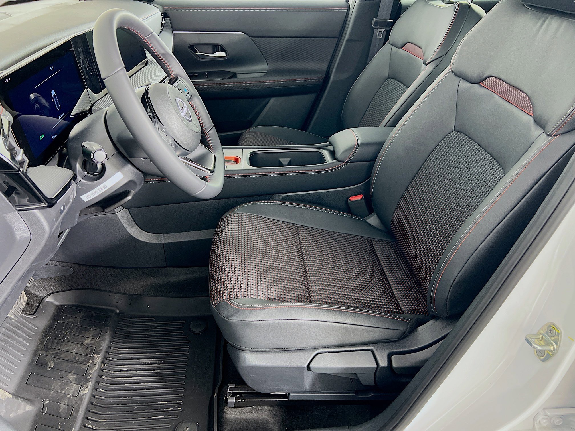 2025 Nissan Kicks SR photo 3