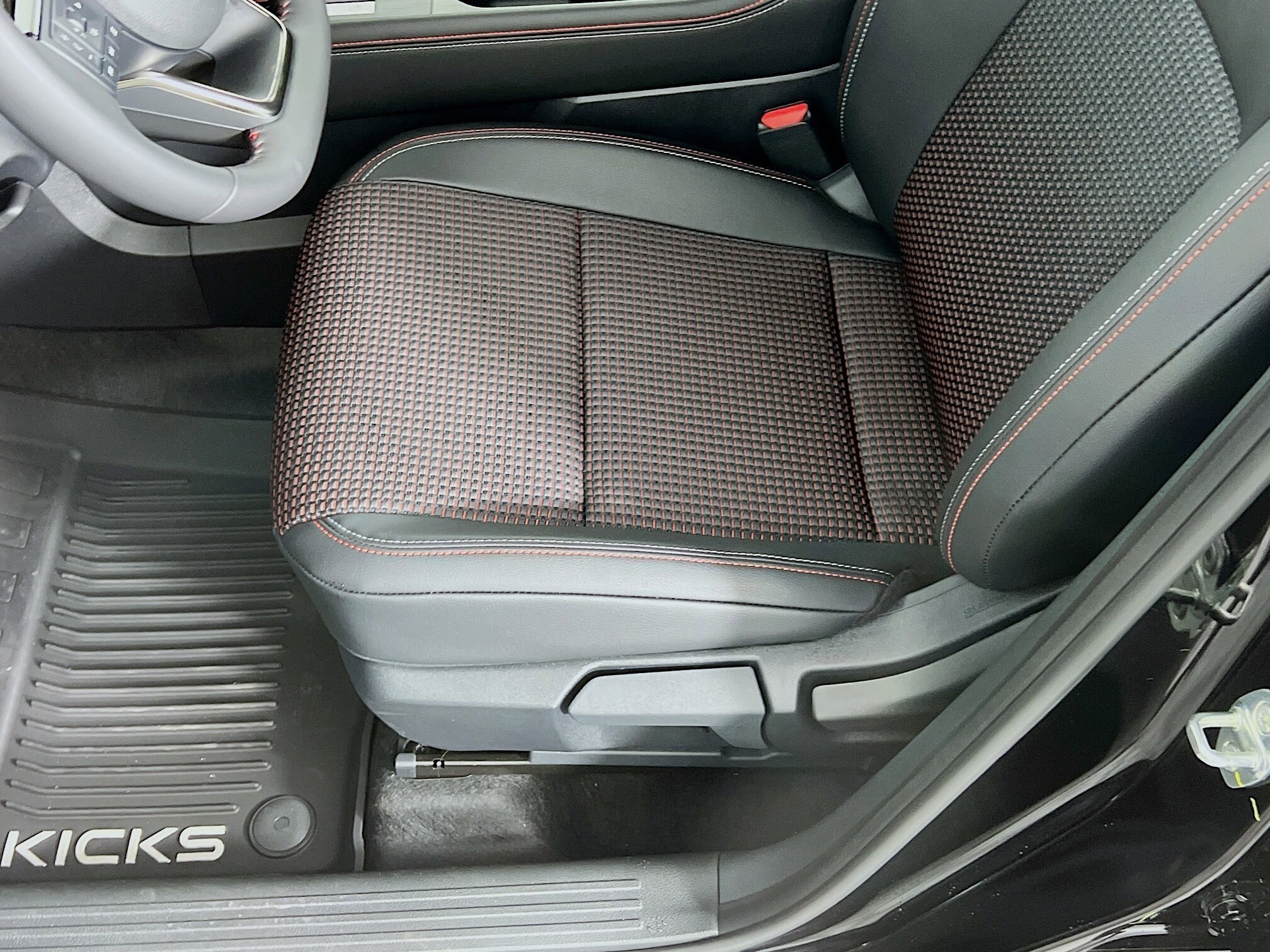 2026 Nissan Kicks SR photo 2