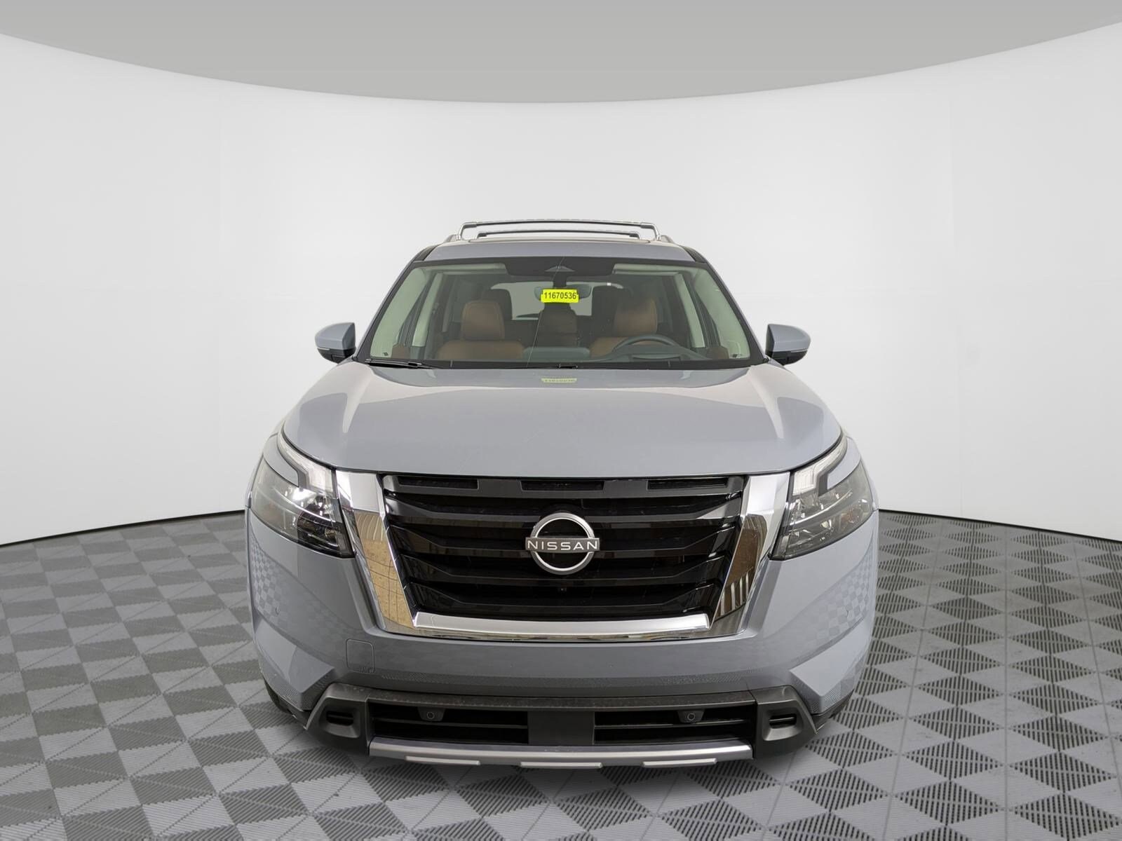 2025 Nissan Pathfinder Platinum photo 3