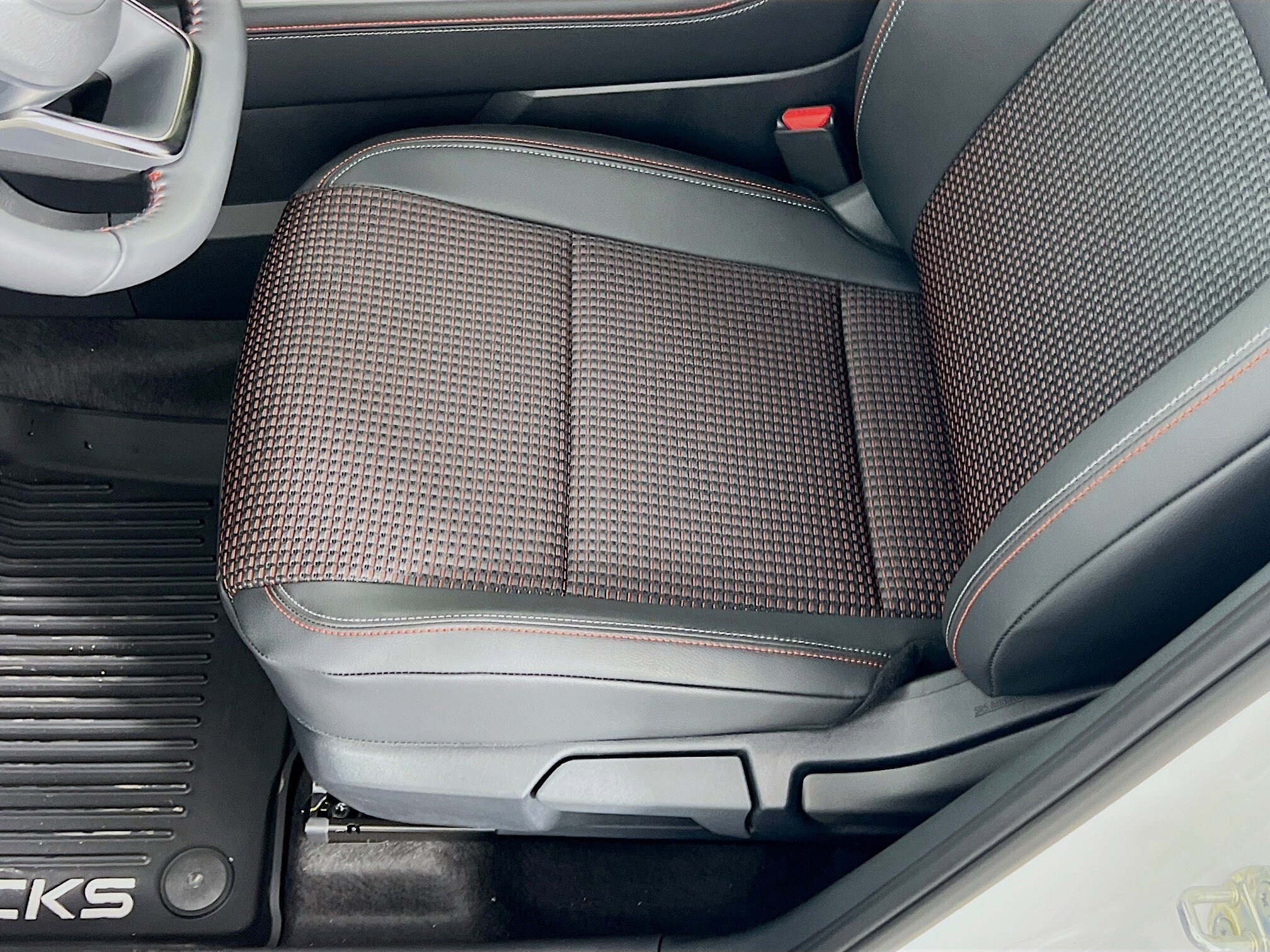 2025 Nissan Kicks SR photo 4