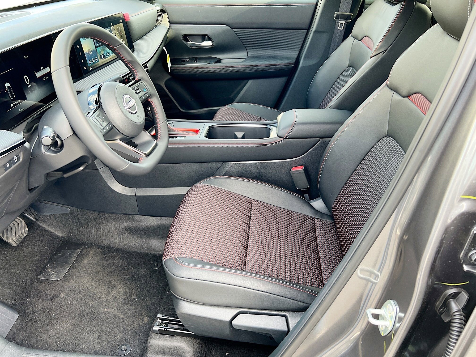 2025 Nissan Kicks SR photo 3