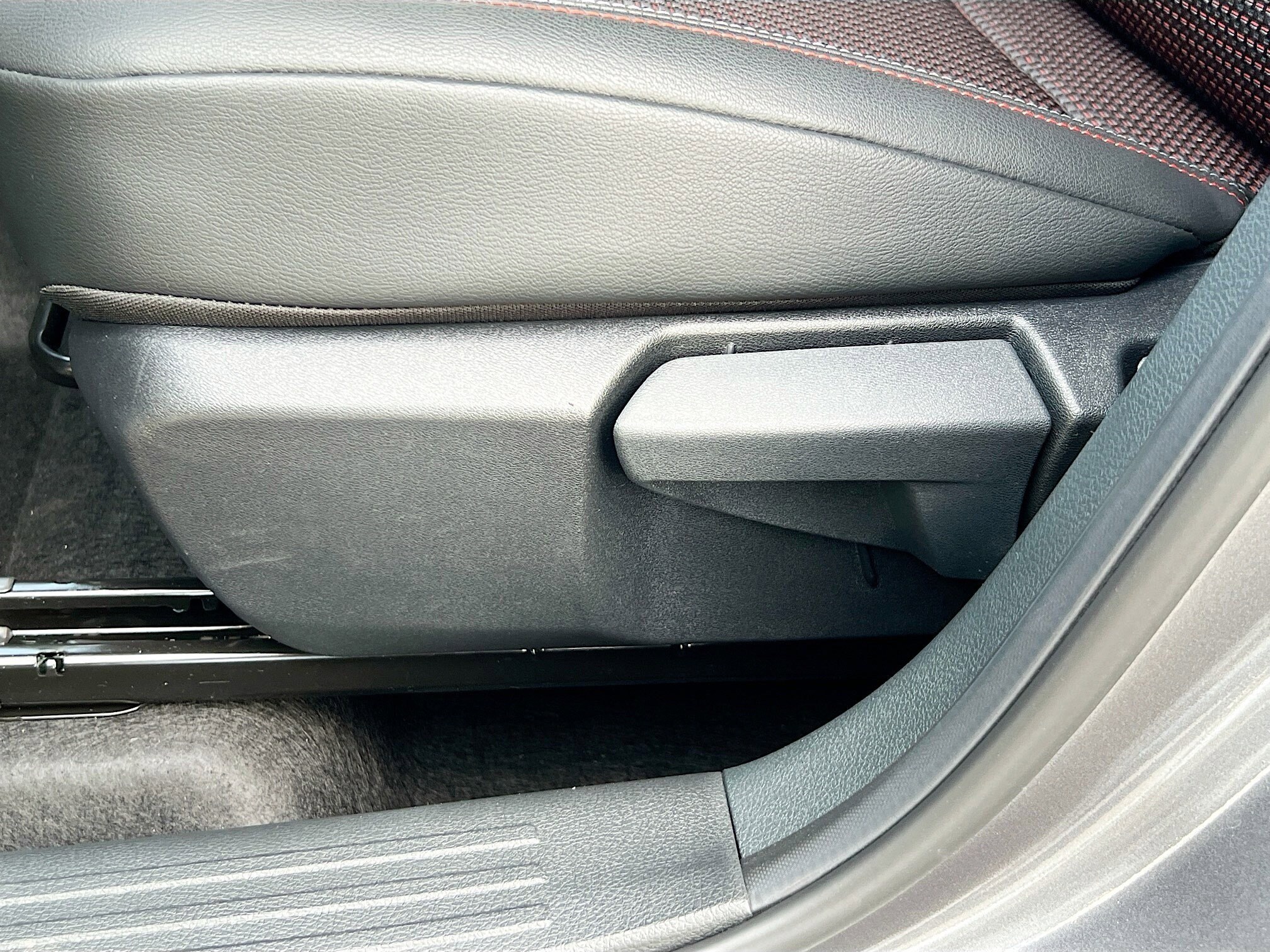 2025 Nissan Kicks SR photo 4