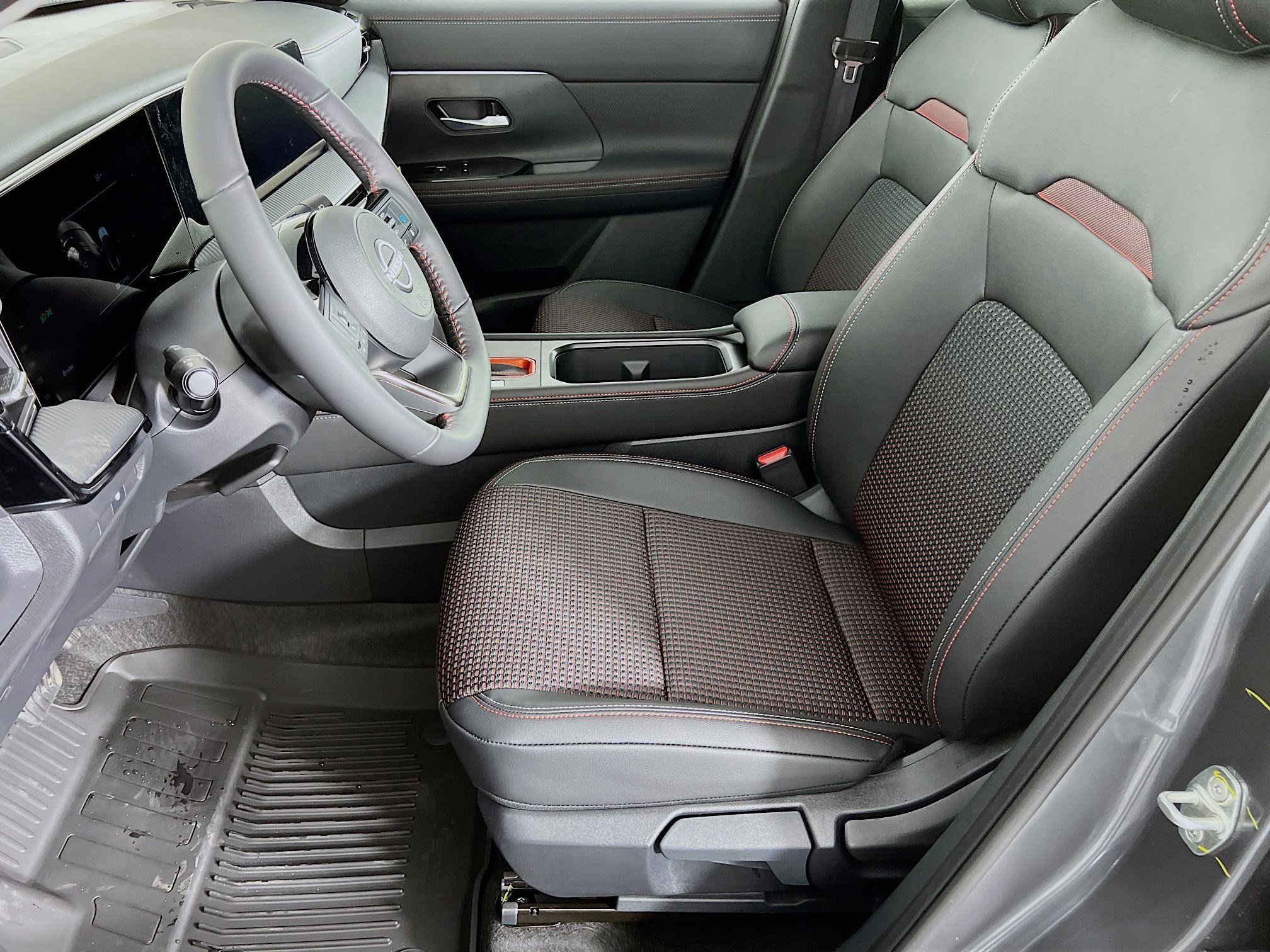 2026 Nissan Kicks SR photo 2